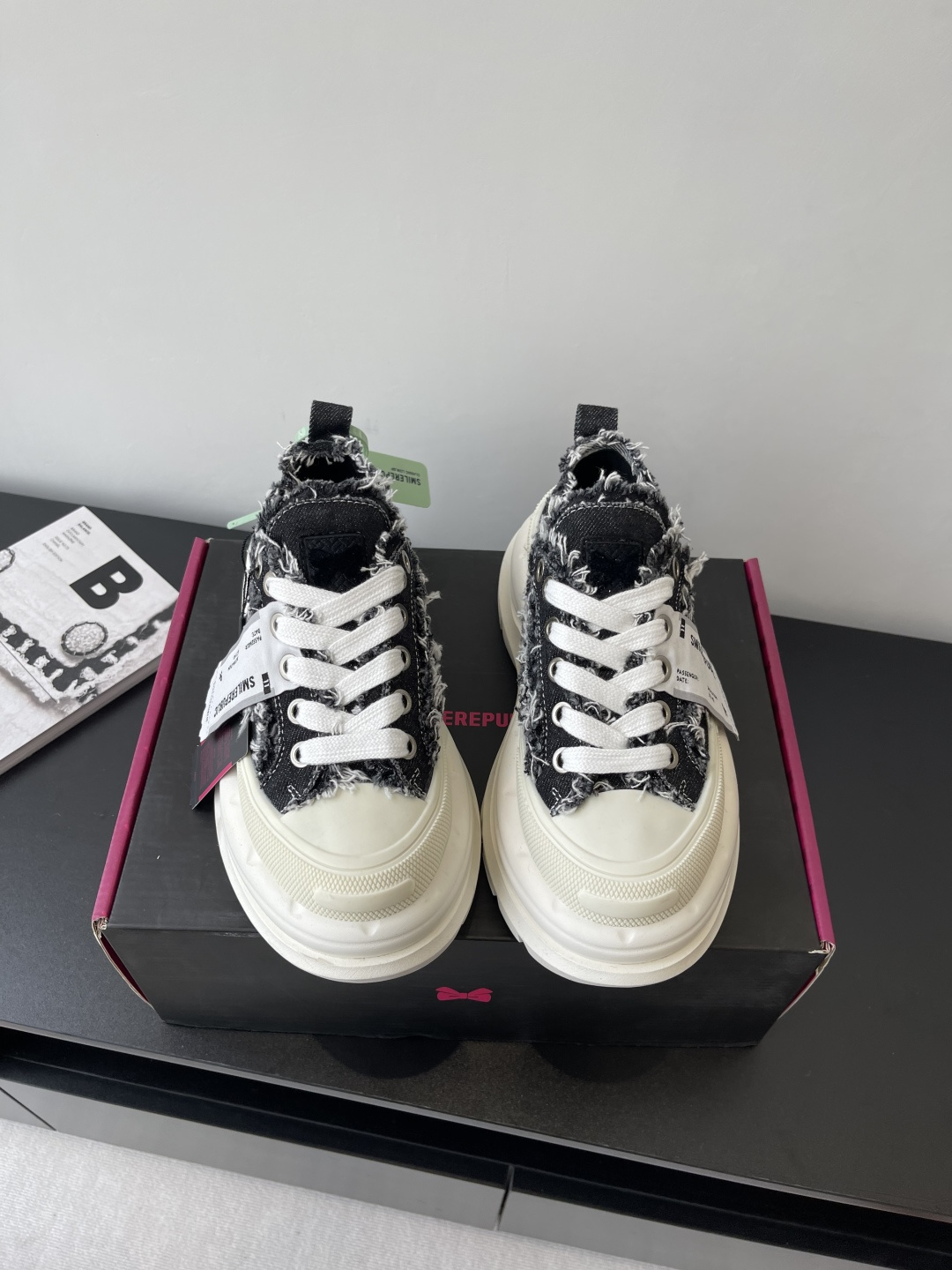 NO:264278,Smilerepublic low-top smile 2.0 series is coming with heavy weight. The thick sole is as soft as it comes with a spring. The shoe shape makes the whole leg look very delicate. It instantly turns into a college girl with mid-tube sole. The 7cm sole is light and taller. The thick sole instantly lengthens the body proportions and becomes the focus of fashion. Stable and thick sole. Comfortable material. It doesn't tiring your feet for a long time. Let me shine confidently in the spotlight and gain countless eyes. Many celebrities are putting their feet. Size 35-40 for men. 40-45, dad shoes19860909Smilerepublic低帮开口笑2.0系列重磅来袭 厚底软得像是自带弹簧 鞋型把整条腿衬得特别秀气,配中筒袜瞬间变身学院少女 7cm大底轻盈又增高 厚底瞬间拉长身材比例,成为时尚焦点 稳固厚底 舒适材质 久穿不累脚 让我在聚光灯下自信闪耀 收获无数目光 众多明星纷纷上脚 码数女35-40男40-45,老爹鞋,Women's Shoes