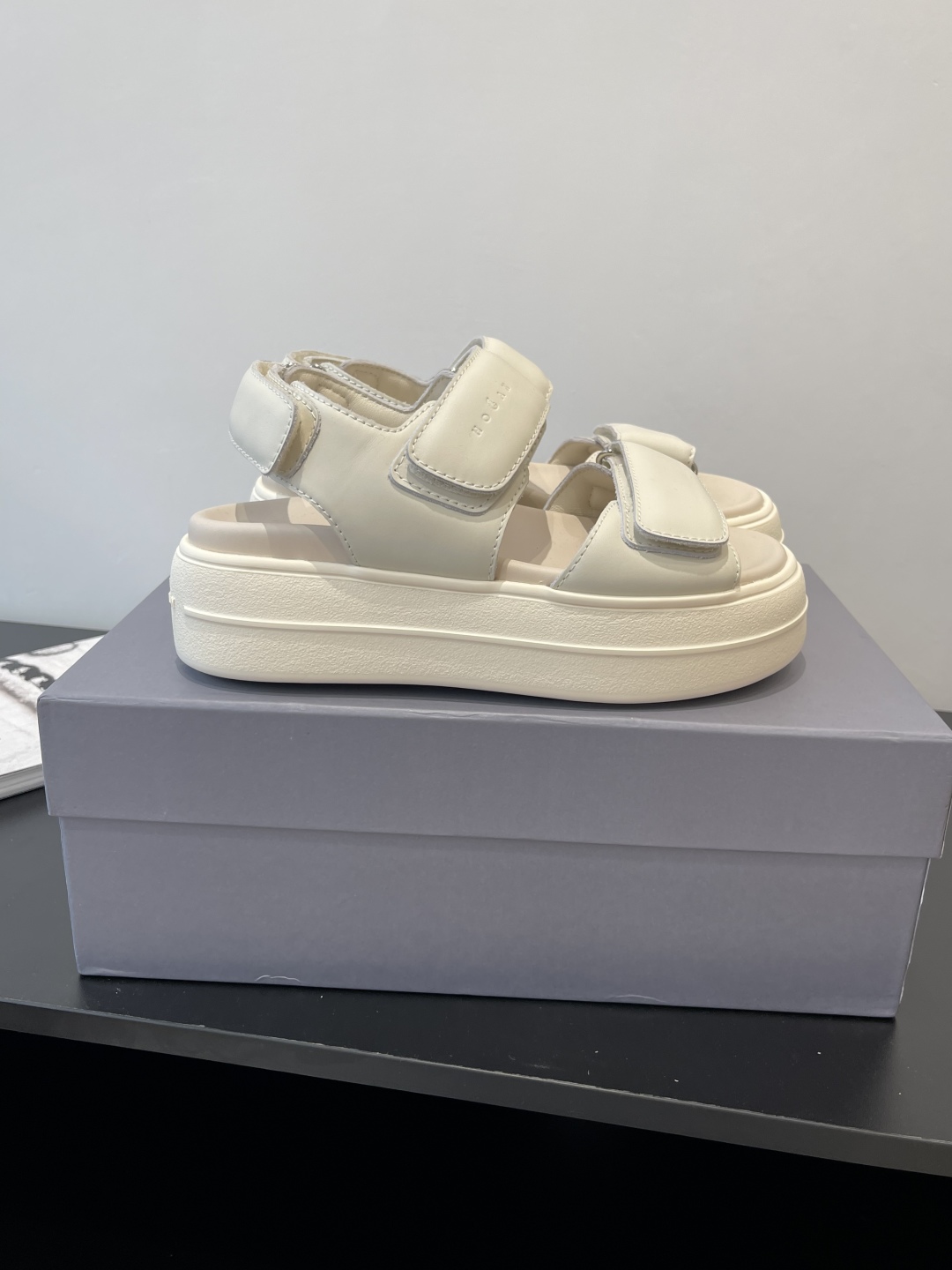 Hogan Skyscraper Sandals: Summer Footwear Redefined with Sharp Aesthetics and Sustainable Comfort - 图片 2