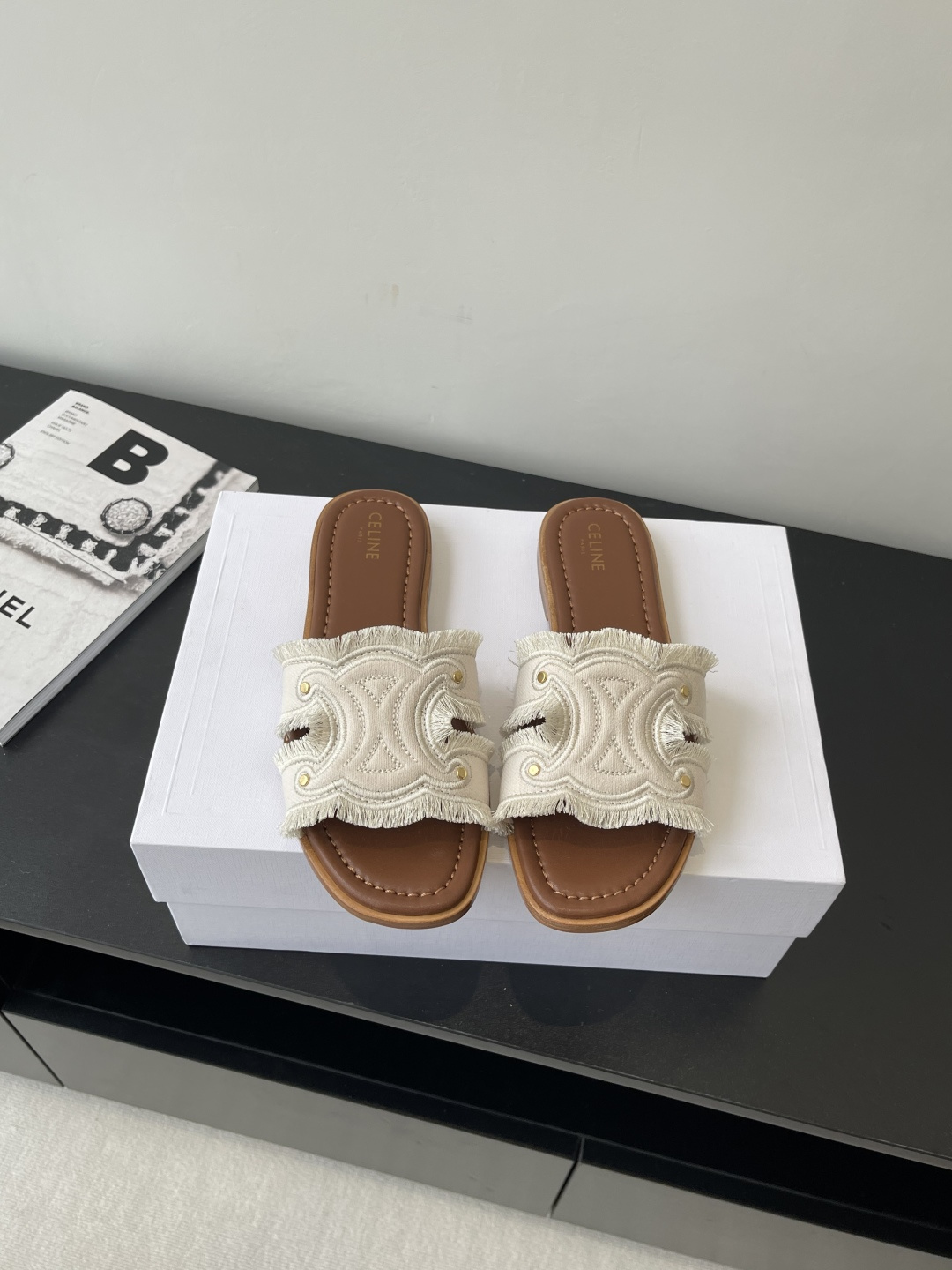 NO:409395,CELINE Purchase level Spring and summer new Arc de Triomphe retro Roman sandals slippers No pressure in and out of the counter, heavy industry version, refuse to see fake low goods Original last, N debugging, this one is absolutely Vintage retro flavor, upper material Original custom denim genuine leather outsole midsole size 35-40 (40 41 custom made without return or exchange), slippers, celine, sandals, slippers, Leather soles19860909CELINE 思琳 代购级别 春夏新品凯旋门复古罗马凉鞋拖鞋 进出专柜无压力,重工版,拒绝一眼假low货 原版楦型,调试N次、这款上脚绝对Vintage复古风味十足 鞋面材质 原版定制牛仔布 真皮大底中底码数35-40(40 41定做不退换),拖鞋,celine,sandals,slippers,Leather soles,Women's Shoes