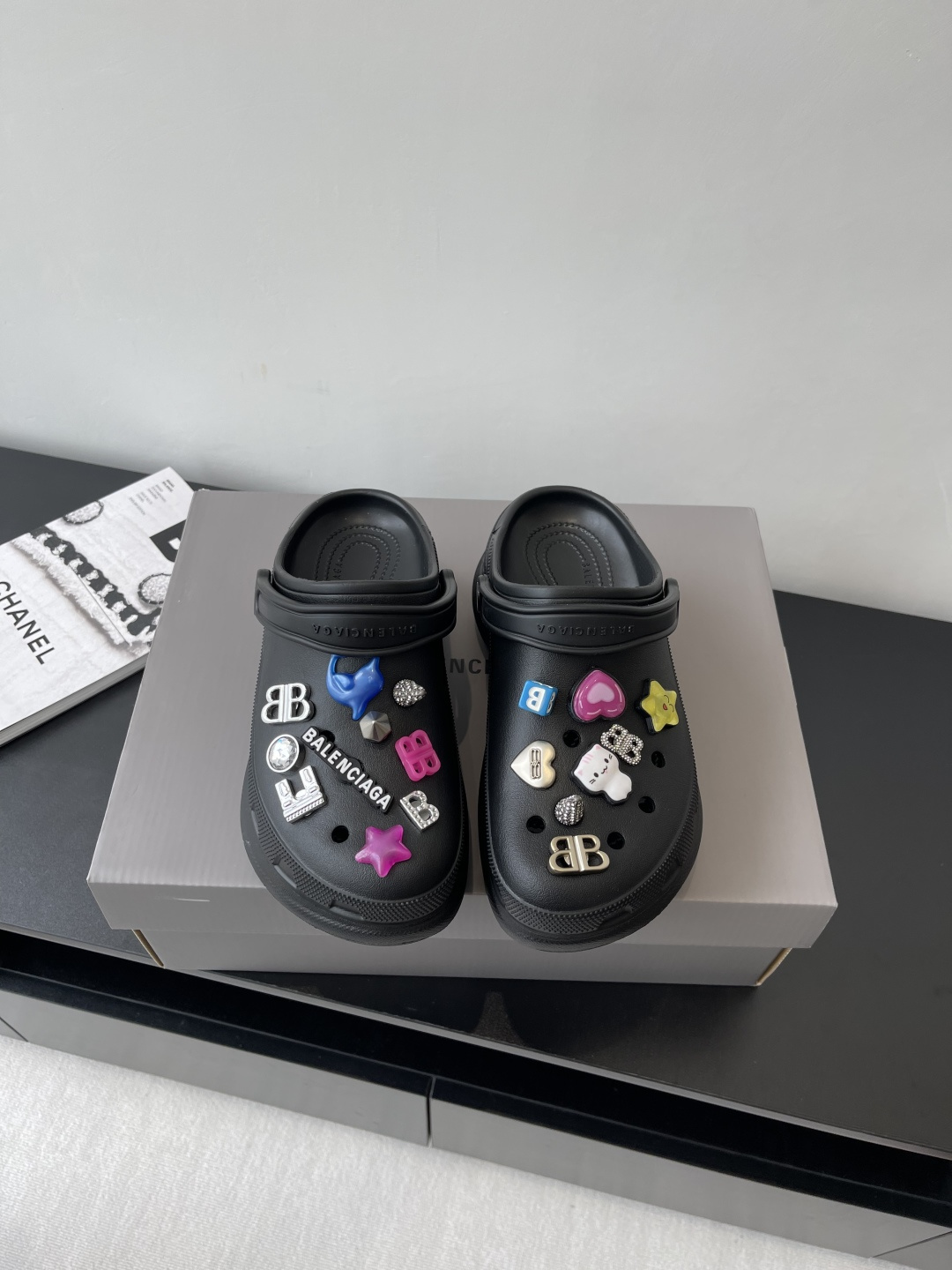 NO:384759,Women's buckles for men 10 Balenciaga's latest couple's hole shoes for spring and summer 25 new dark horse items. Fashion bloggers at home and abroad show off and are popular in social platforms at home and abroad. Fashion experts must buy various Bajia elements hardware buckles DIY. Very brand recognition. Two pairs of genuine products for men and women's counters are purchased. All hardware reproduction. High money to open molds to create. Craftsmanship, precise restoration of every detail. Original mold opening EVA rubber and plastic integrated molding. Super light on the feet. The height of the sole is 6cm. The original full set of packaging. Size 35-44 (female 40 and 45 customized for men). Slippers, balenciaga, balenciaga, burberry, slippers19860909女款扣男款10 巴黎世家Balenciaga 春夏最新情侣款洞洞鞋 25春季新款黑马单品 海内外时尚博主纷纷上脚大秀 火遍海内外社交平台 时尚达人必入款 各种巴家元素五金扣DIY 极具品牌辨识度 男女专柜两双正品购入 五金全部开模复刻 重金开模打造 匠心工艺,精准还原每个细节 原版开模EVA橡塑一体成型大底 上脚超级轻 大底高度6cm妥妥的增高神器 原版全套包装 码数35-44（女40 男45定做）,拖鞋,balenciaga,balenciaga,burberry,slippers,Women's Shoes