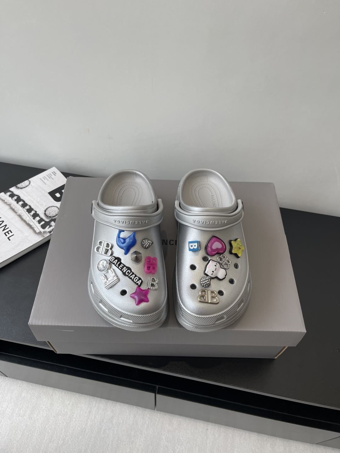 NO:384771,Women's buckles for men 10 Balenciaga's latest couple's hole shoes for spring and summer 25 new dark horse items. Fashion bloggers at home and abroad show off and are popular in social platforms at home and abroad. We must buy various Bajia elements hardware buckles for DIY. Very brand recognition. Two pairs of genuine products for men and women's counters are purchased. All hardware is replicated. High money to open molds to create. Craftsmanship, precise restoration of every detail. Original mold opening EVA rubber and plastic integrated molding. Super light on the feet. The top sole height is 6cm. The original full set of packaging. Size 35-44 (female 40 and 45 customized for men). Slippers, balenciaga, balenciaga, burberry, slippers19860909女款扣男款10 巴黎世家Balenciaga 春夏最新情侣款洞洞鞋 25春季新款黑马单品 海内外时尚博主纷纷上脚大秀 火遍海内外社交平台 时尚达人必入款 各种巴家元素五金扣DIY 极具品牌辨识度 男女专柜两双正品购入 五金全部开模复刻 重金开模打造 匠心工艺,精准还原每个细节 原版开模EVA橡塑一体成型大底 上脚超级轻 大底高度6cm妥妥的**神器 原版全套包装 码数35-44（女40 男45定做）,拖鞋,balenciaga,balenciaga,burberry,slippers,Women's Shoes