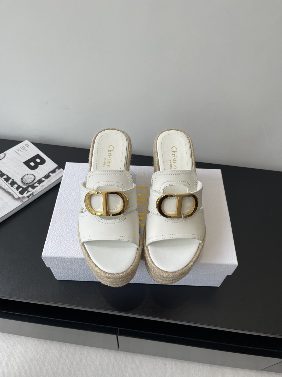 NO:409397,Dior 25ss spring and summer new fairy-style wedge sandals simple and super versatile. Luxury and casually matched with summer clothing. Feel comfortable. Fashion bloggers from all walks of life have made a fuss about Xiaohongshu. Super fashionable and high-end items. Easy to create high-end looks. The upper is imported cowhide/imported webbing. Inner/foot pad imported mixed-bred sheepskin. Original braided wedge rubber combination sole. Heel height is 9.5cm. Size 35-40 (customized for 40), slippers, dior, dior, sandals, slippers, cowhide, sheepskin.19860909Dior 迪奥 25ss春夏新款仙女风坡跟凉鞋 简单超级百搭 上脚奢华随意搭配夏季服饰 脚感舒适 各路时尚博主刷爆小红书 超时髦又充满高级感的单品 轻松打造造高端look  鞋面原版进口牛皮/进口织带 内里/垫脚进口混种羊皮 原版编织坡跟橡胶组合大底 跟高9.5cm 码数35-40（40定做）,拖鞋,dior,dior,sandals,slippers,cowhide,sheepskin,Women's Shoes