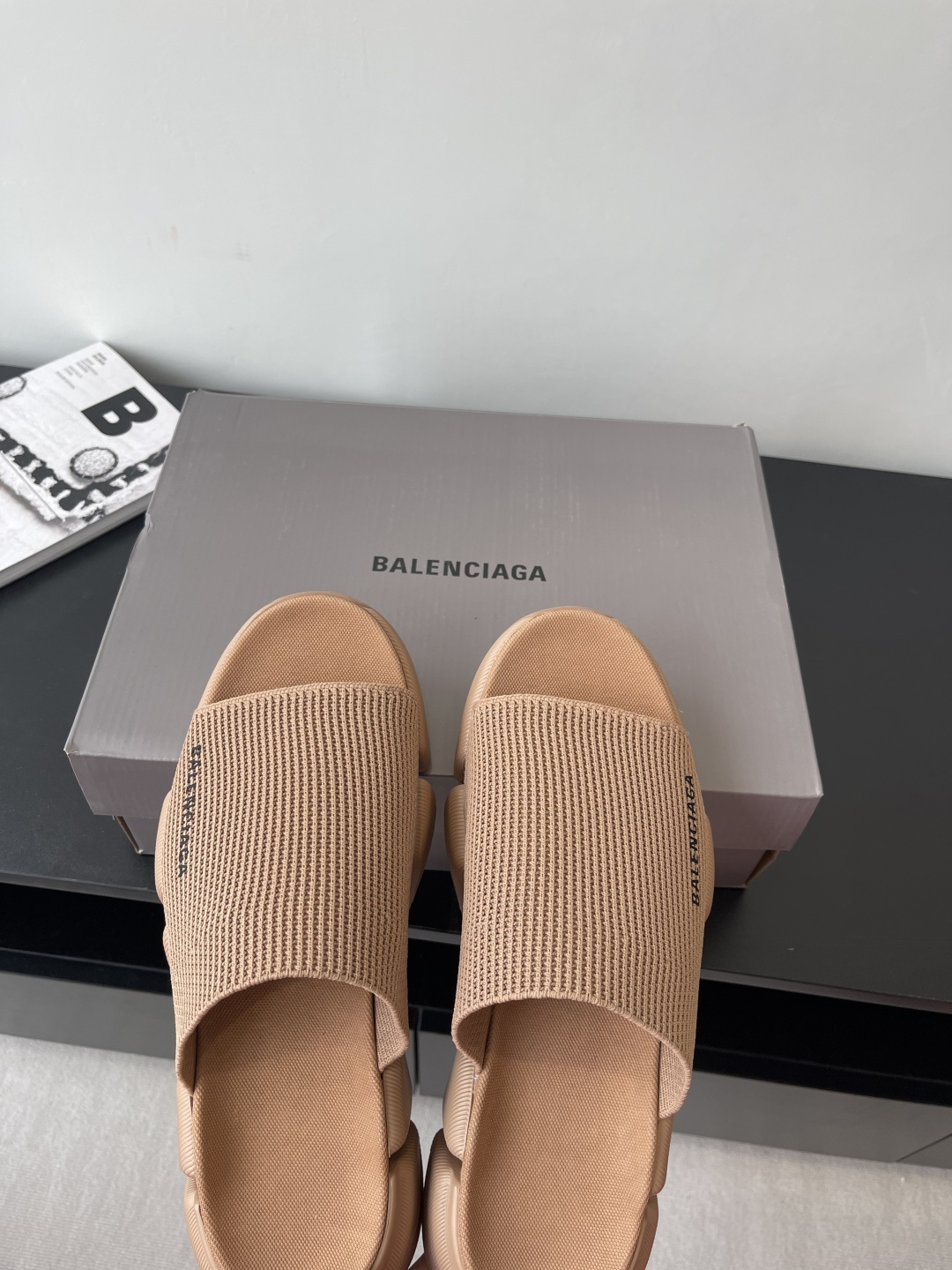 Balenciaga 拖鞋 升级版推出Speed 2.0 版本全新袜子鞋拖鞋 原 绝非通货