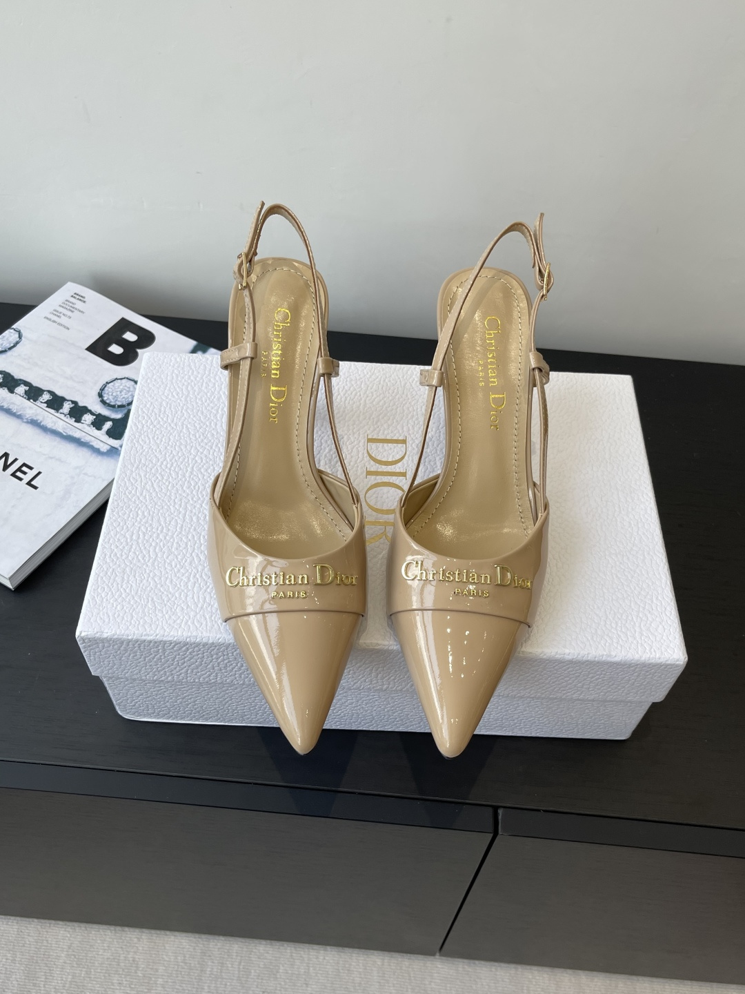 320💰 Dior 25ss 春夏新款Dior尖头高跟 后空凉鞋
这款 My Dior 露跟高跟鞋是2025春夏成衣系列新品 精致优雅 采用牛皮革精心制作 尖头设计 点缀以金色饰面金属 Christian Dior Paris 标志 富有辨识度 彰显 Dior 非凡的精湛工艺 搭配可调节系带和图形风格鞋跟 令时尚的设计更显典雅
鞋面牛皮/漆皮
内里混种羊皮
意大利原版真皮底
跟高5cm
码数:35-39(40.41.42 定做不退换)