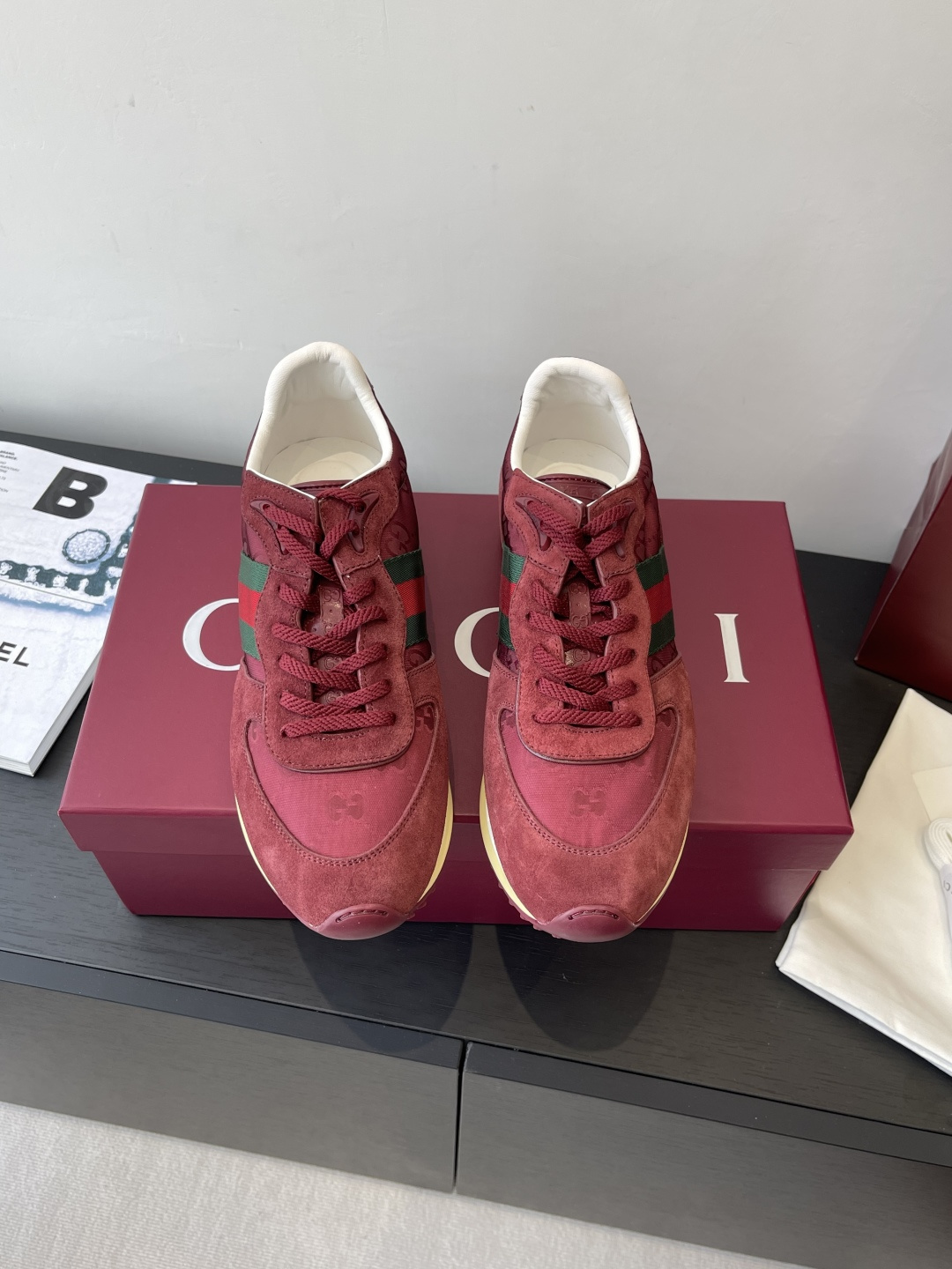 NO:352114,Gucci 2025 new Re-Motion series sports shoes Forrest Gump shoes men's style This sneaker is removable and adjustable ankle strap, adding dynamic items to the 2025 spring and summer series. The light and flexible outsole has been specially treated and is full of a rich retro style. Custom imported top layer cowhide fabric. Original custom-made breathable net. Original open mold tpu outsole. The bottom thickness is 3.5cm. Size 39-44 (45.46. Customized non-return and exchange),,gucci,sneakers,cowhide19860909Gucci 2025 新款Re-Motion系列 运动鞋 阿甘鞋 男款 这款运动鞋 可拆卸可调节踝部绑带 为2025春夏系列再添动感单品 轻盈且灵活的外底经过特殊处理 洋溢着浓郁的复古风情 定制进口头层牛皮面料 原版定制透气网里 原版开模tpu大底 底厚3.5cm 码数39-44（45.46 定做不退换）,,gucci,sneakers,cowhide,Men's shoes