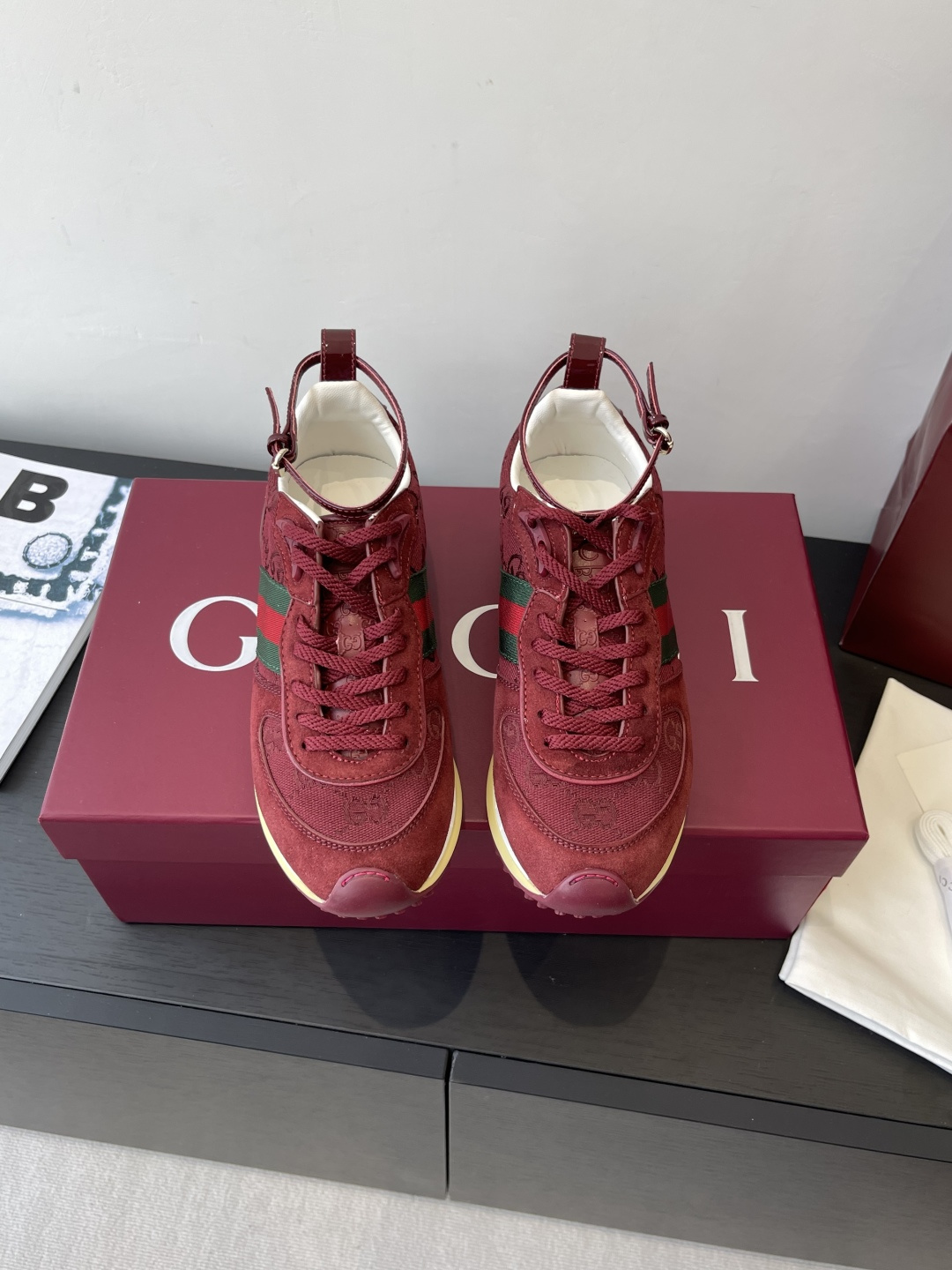 NO:352144,Gucci 2025 new Re-Motion series sports shoes Forrest Gump shoes women's style This sneaker is removable and adjustable ankle strap, adding dynamic items to the 2025 spring and summer series. The light and flexible outsole has been specially treated and is full of a rich retro style. Custom imported top layer cowhide fabric. Original custom-made breathable net. Original open mold tpu outsole. The bottom thickness is 3.5cm. Size 35-40 (41 custom-made non-return)., gucci,sneakers,cowhide19860909Gucci 2025 新款Re-Motion系列 运动鞋 阿甘鞋 女款 这款运动鞋 可拆卸可调节踝部绑带 为2025春夏系列再添动感单品 轻盈且灵活的外底经过特殊处理 洋溢着浓郁的复古风情 定制进口头层牛皮面料 原版定制透气网里 原版开模tpu大底 底厚3.5cm 码数35-40（41 定做不退换）,,gucci,sneakers,cowhide,Men's shoes