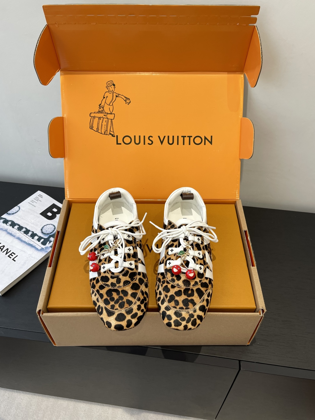 NO:511615,Top version of women's cherry accessories 60 Louis Vuitton Louis Vuitton donkey brand spring and summer Sneakerina series ballet sneakers German training shoes couples Sneakerina ballet style sneakers shaping smooth lines with silky suede cowhide leather. The light configuration of ballet shoes and the comfortable texture of sneakers. Side LV logo Monogram canvas rear straps rich details Sacchetto craftsmanship and TPU outsole upgrades soft wearing experience Three accessories casually match fabric Original custom imported top layer cowhide inner original custom breathable mesh original molded outsole injection molded TPU material Size: 35-45 (female 40, male 45 customized), casual shoes/sports shoes, louis vuitton, louis  vuitton, louis vuitton, louis vuitton, sneakers, cowhide19860909顶级版本女款男款樱桃配饰60 Louis Vuitton路易威登驴牌春夏Sneakerina系列 芭蕾运动鞋 德训鞋 情侣款 Sneakerina 芭蕾风运动鞋以丝滑绒面牛皮革塑造流畅线条 兼具芭蕾舞鞋的轻盈构型和运动鞋的舒适质感 侧面 LV 标识Monogram 帆布后袢带丰富细节 Sacchetto 工艺和 TPU 外底升级轻柔穿着体验 三款配饰 随意搭配 面料 原版定制进口头层牛皮 内里 原版定制透气网里原版开模大底 注塑TPU材质 码数: 35-45（女40 男45 定做）,休闲鞋/运动鞋,louis vuitton,louis vuitton,louis vuitton,louis vuitton,sneakers,cowhide,Women's Shoes