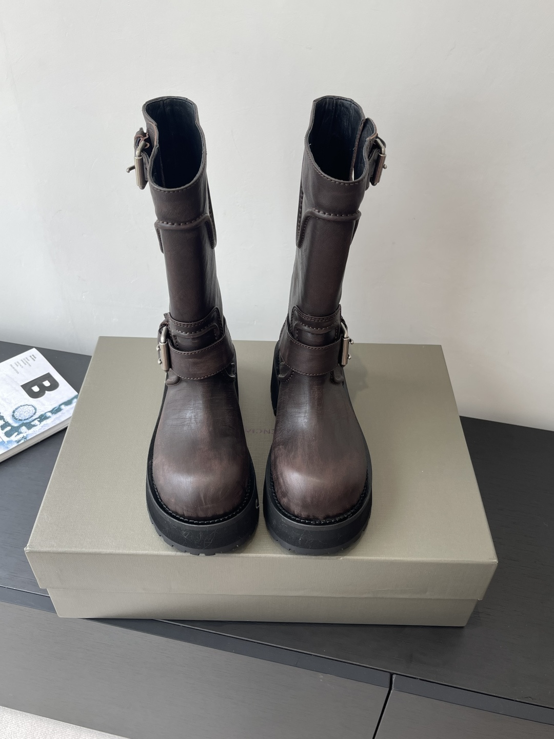 NO:437035,Balenciga 25FW Venom mid-tube boots, high boots, thick-soled boots, dark functional style, street-exploding aura, liquid boots, very recognizable design, neat lines and metal buckles, every detail shows avant-garde attitude, leather is of high texture, restrained luster but luxurious, and foot feels coexisting with style. Whether it is paired with slim jeans to show the coolness of the street, or it collides with a unique skirt, it can easily hold it. Wear it you are the most eye-catching existence on the street to perfectly interpret the fashion attitude. Boot barrel height: 10-inch, 12-inch, 15-inch uppers, custom matte natural throwing calfskin to make a destructive craft effect, custom calfskin inside, custom hardware pure copper matte silver brushed old version  3-layer combination of sole - genuine leather rebound wear-resistant velvet tire rubber outsole Heel height 5cm Size 35-39 (40 custom made without return), boots, balenciaga, balenciaga, boots, skirts, jeans, cowhide19860909Balenciga巴黎世家 25FW毒液Venom中筒靴 高筒靴厚底长靴 暗黑机能风 出门炸街气场爆表 液靴的设计极具辨识度 利落的线条搭配金属扣饰 每一处细节都彰显着的前卫态度 皮革质感上乘,光泽内敛却又奢华尽显,脚感更是舒适与格调并存 无论是搭配修身牛仔裤展现街头酷感 还是与个性裙装碰撞出别样火花 它都能轻松hold住 穿上它 你就是街头最吸睛的存在将时尚态度完美诠释 靴筒高度 10寸、12寸、15寸鞋面定制哑光自然摔小牛皮做旧破坏工艺效果 内里定制小牛皮 定制五金纯铜哑银色拉丝做旧版本 鞋底3层组合-真皮沿条回弹耐磨绒轮胎橡胶外底 跟高5cm 码数35-39（40定做不退换）,靴子,balenciaga,balenciaga,boots,skirts,jeans,cowhide,Women's Shoes