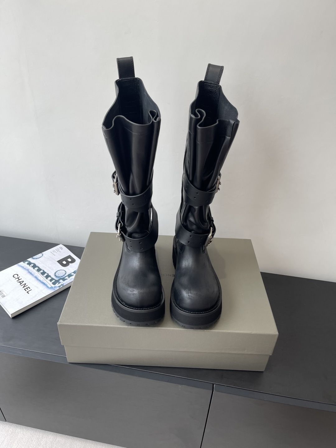 NO:437046,Balenciga 25FW Venom mid-tube boots, high boots, thick-soled boots, dark functional style, street-exploding aura, liquid boots, very recognizable design, neat lines and metal buckles, every detail shows avant-garde attitude, leather is of high texture, restrained luster but luxurious, and foot feels coexisting with style. Whether it is paired with slim jeans to show the coolness of the street, or it collides with a unique skirt, it can easily hold it. Wear it you are the most eye-catching existence on the street to perfectly interpret the fashion attitude. Boot barrel height: 10-inch, 12-inch, 15-inch uppers, custom matte natural throwing calfskin to make a destructive craft effect, custom calfskin inside, custom hardware pure copper matte silver brushed old version  3-layer combination of sole - genuine leather rebound wear-resistant velvet tire rubber outsole Heel height 5cm Size 35-39 (40 custom made without return), boots, balenciaga, balenciaga, boots, skirts, jeans, cowhide19860909Balenciga巴黎世家 25FW毒液Venom中筒靴 高筒靴厚底长靴 暗黑机能风 出门炸街气场爆表 液靴的设计极具辨识度 利落的线条搭配金属扣饰 每一处细节都彰显着的前卫态度 皮革质感上乘,光泽内敛却又奢华尽显,脚感更是舒适与格调并存 无论是搭配修身牛仔裤展现街头酷感 还是与个性裙装碰撞出别样火花 它都能轻松hold住 穿上它 你就是街头最吸睛的存在将时尚态度完美诠释 靴筒高度 10寸、12寸、15寸鞋面定制哑光自然摔小牛皮做旧破坏工艺效果 内里定制小牛皮 定制五金纯铜哑银色拉丝做旧版本 鞋底3层组合-真皮沿条回弹耐磨绒轮胎橡胶外底 跟高5cm 码数35-39（40定做不退换）,靴子,balenciaga,balenciaga,boots,skirts,jeans,cowhide,Women's Shoes