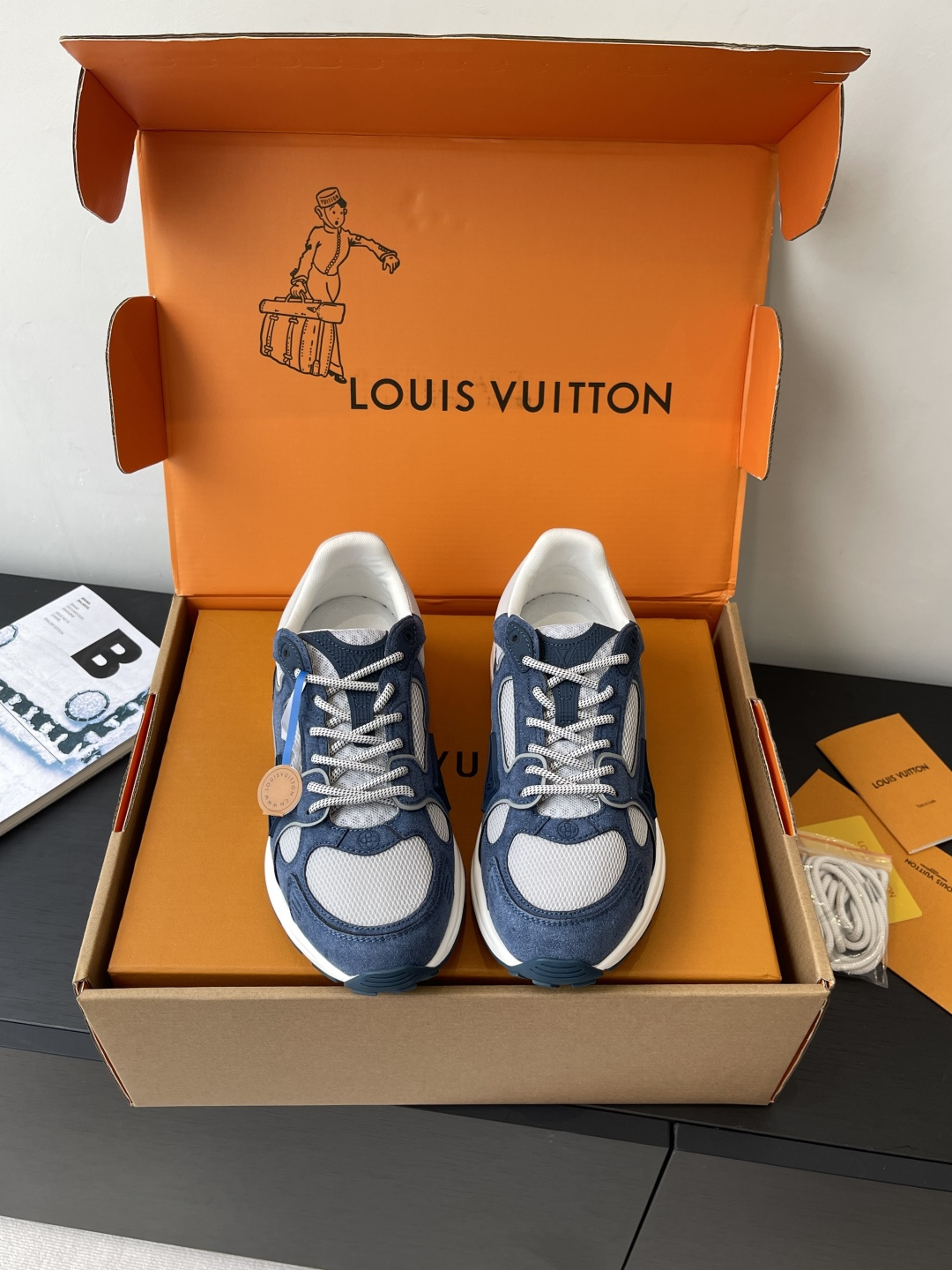 NO:438164,LV Louis Vuitton 25ss new OLYMPIA sneakers LV Olympia sneakers are inspired by running shoes. The exquisite upper is made of a variety of technical materials, including mesh and metal synthetic leather. It is characterized by many iconic details. The lightweight EVA outsole is decorated with Monogram Flowers. The mesh is designed for bounce and comfort. The mesh design ensures the breathability of the shoes. EVA material is not heavy at all. It is not tired at all when walking. Excellent foot feeling. The futuristic silver metal is paired with eye-catching colorful purple, full of technology. Everyday pairing of ripped jeans. Wear a white T. It is casual and lazy and fashionable to fly!  Seven days a week, it’s worth buying with this pair of shoes. Size 35-45, casual shoes/sports shoes, louis vuitton, louis vuitton, sneakers, jeans19860909LV 路易威登 25ss新款 OLYMPIA运动鞋  LV Olympia运动鞋的运动流线型设计灵感来自跑鞋.精致的鞋面由多种技术材料制成,包括网眼和金属合成皮革 其特点是许多标志性的细节 轻质EVA外底饰有Monogram Flowers 专为弹跳和舒适而设计网面设计保证了鞋子的透气性 EVA材质 一点也不重 走起路来一点都不会累 极佳的脚感 未来感爆棚的银色金属 搭配吸睛的炫彩紫,科技感十足 日常搭条破洞牛仔裤 穿个白T 随性慵懒又时髦到飞起！一周七天 都能靠这一双鞋“撑场面”太值得剁手了 码数35-45,休闲鞋/运动鞋,louis vuitton,louis vuitton,sneakers,jeans,Women's Shoes