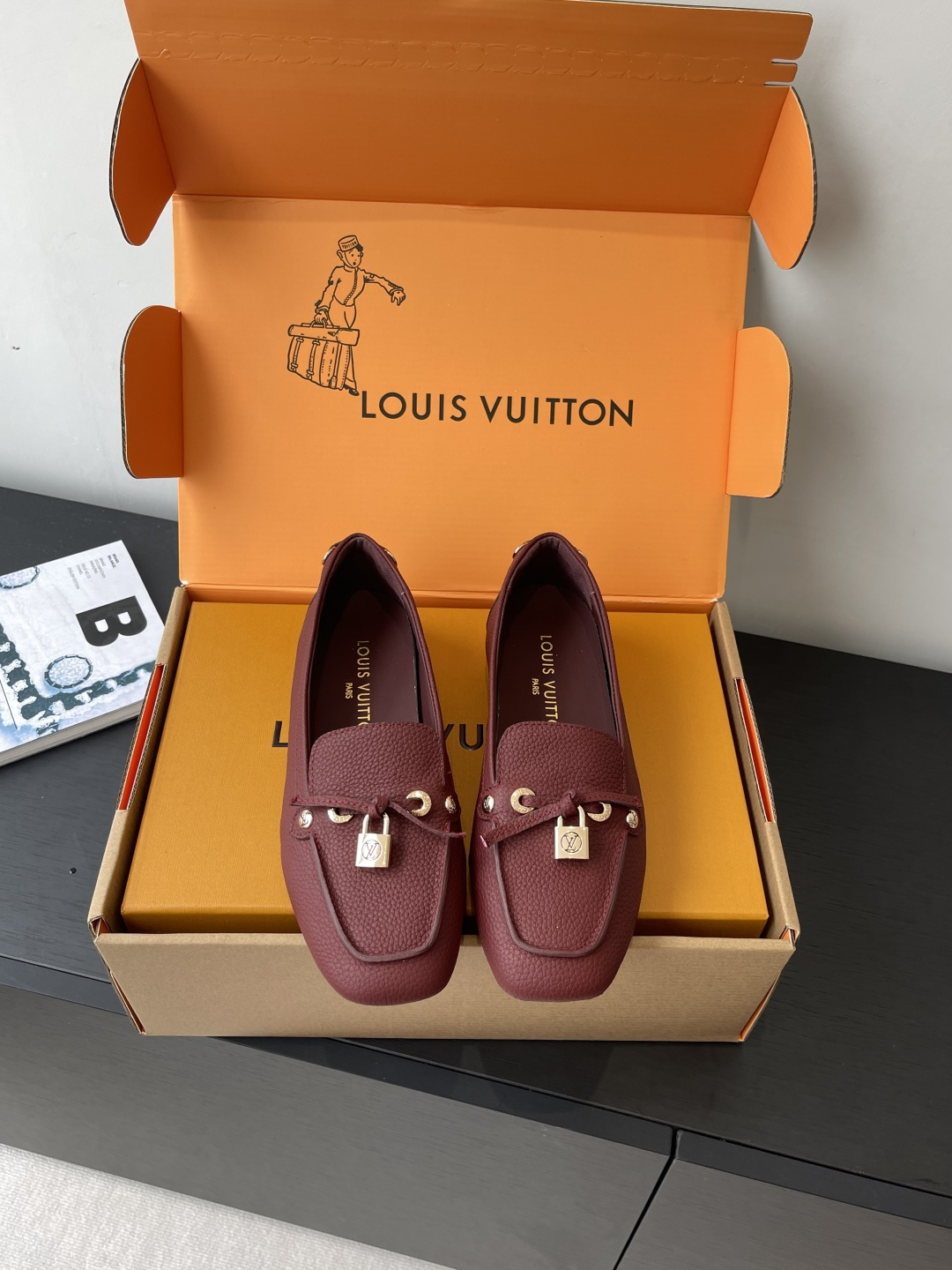 NO:438158,Louis Vuiton 25ss new FLORE loafers Flore Loafers have the elegant style of grained cowhide leather, upgraded with flexible rubber pad outsole and light and comfortable experience. Monogram canvas laces on the upper. Iconic padlock decoration, as well as inscription rivets and eyelets, grey cowhide, brand element metal parts, original rubber pad outsole size 35-40 (customized for 40), single shoes, louis vuitton, louis vuitton, loafers, cowhide19860909Louis Vuiton 路易威登 25ss新款 FLORE乐福鞋  Flore 乐福鞋拥有粒面牛皮革的闲雅风尚,以柔韧橡胶垫外底升级轻盈舒适体验 鞋面的Monogram 帆布鞋带 标志性挂锁装饰 以及铭纹铆钉和孔眼道出工致细节 粒面牛皮革 品牌元素金属件 原版橡胶垫外底 码数35-40（40定做）,单鞋,louis vuitton,louis vuitton,loafers,cowhide,Women's Shoes