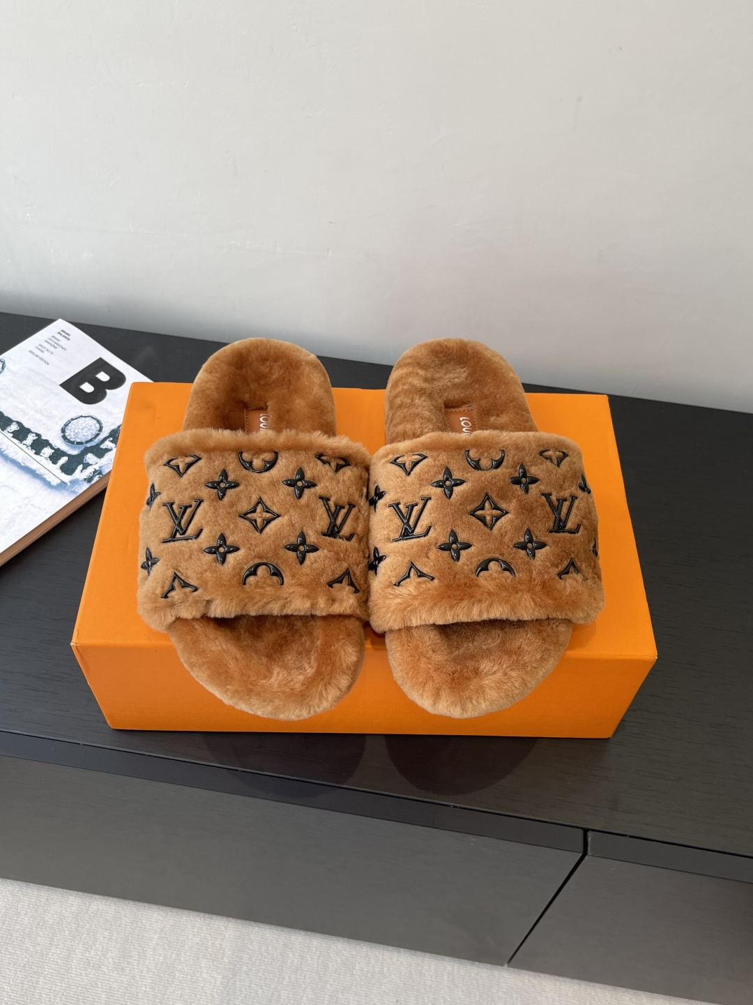 NO:438152,Louis vuitton 25ss autumn and winter new style flat wool slippers Super comfortable fleece slippers Simple and casual, fashionable and stylish, lazy and high-end, no one of the most comfortable slippers, good-looking and stylish on their feet, supreme, upper, inner footbed, full wool, size 35-41 (40 41 custom made, no return or exchange), fur shoes, louis vuitton, slippers19860909Louis vuitton 25ss秋冬新款 平底羊毛拖鞋 超舒适的毛拖 简约随性 时髦有范 慵懒又不乏高级感 最舒适的拖鞋没有之一 随意上脚都好看有型 绝绝子 鞋面 内里 垫脚 全羊毛 码数35-41（40 41订做不退换）,毛毛鞋,louis vuitton,slippers,Women's Shoes
