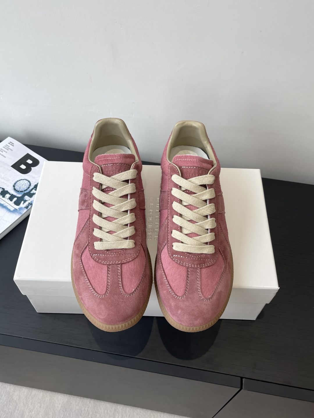 NO:440188,MaisonMargiela MM6 Classic German training shoes Casual sports shoes Couple style Giant designer brand A light luxury brand This German training shoes continues the classic T-shaped genuine leather splicing design. After many careful improvements by the design team, the soft and delicate characteristics are combined with the fashionable and fashionable fabric surface, making it both have super high softness and comfort, and at the same time maintain good breathability. Comfort and texture are parallel to each other. Easy to control any matching of all seasons. Original custom imported cowhide/suede/canvas inner imported soft sheepskin lining Original open mold rubber wear-resistant beef tendon sole size 35-40 / men 39-45 (women 40, men 45 custom-made non-return and exchange), casual shoes/sports, masion margiela,masion  Margiela,sneakers,cowhide,sheepskin,chamois leather19860909MaisonMargiela MM6 马吉拉 经典德训鞋 休闲运动鞋 情侣款 鬼才设计师品牌一个轻奢品牌 这一款德国训练鞋延续了经典的T形真皮拼接设计 经过设计团队多次的精心改良 柔软细腻的特点与时尚潮流的布面相结合 使其既有超高的柔软舒适度 又同时保持不错的透气性能~舒适与质感并行 轻松驾驭四季穿着任何搭配 原版定制进口牛皮/麂皮/帆布 内里 进口柔软羊皮里 原版开模橡胶耐磨牛筋底 码数女35-40 / 男39-45 （女40 男45定做不退换）,休闲鞋/运动鞋,masion margiela,masion margiela,sneakers,cowhide,sheepskin,chamois leather,Women's Shoes