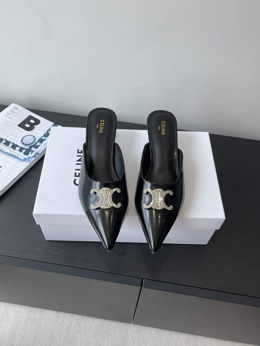 NO:441631,CELINE 25ss new Arc de Triomphe cat heel sandals metal buckle empty back toe high heels sexy pointed toe shoes clean and neat 5cm kitten heels super thin legs and white whether worn alone or with wide-leg pants high street and retro upper imported denim fabric/cowhide inner sheepskin inner lining original leather outsole size 35-39 (40 customized), semi-torque high heels, celine, sandals, high heels, cowhide, sheepskin, Leather soles19860909CELINE 思琳 25ss新款凯旋门猫跟凉鞋 金属扣后空包头高跟鞋 性感气质尖头单鞋干净利落 5厘米小猫跟 超显腿细显白 无论是单穿还是搭配阔腿裤 高街又复古 鞋面进口牛仔布面料/牛皮 内里羊皮内里 原版真皮大底 码数35-39（40订做）,半拖高跟鞋,celine,sandals,high heels,cowhide,sheepskin,Leather soles,Women's Shoes