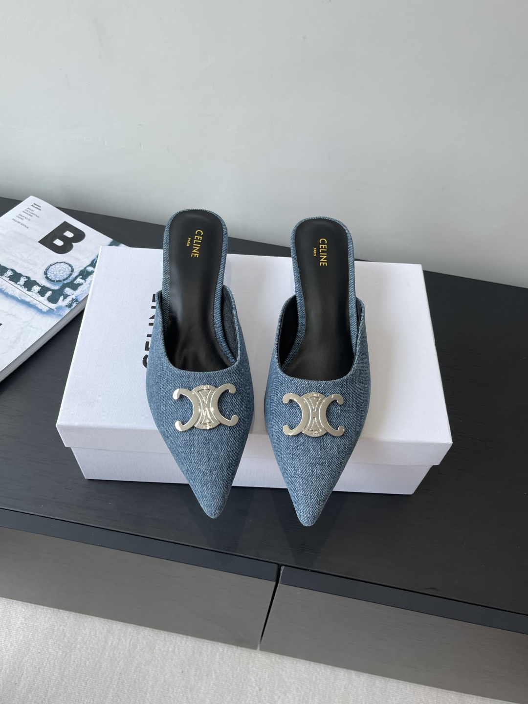 NO:441638,CELINE 25ss new Arc de Triomphe cat heel sandals metal buckle empty back toe high heels sexy pointed-toe shoes clean and neat 5cm kitten heels super thin legs and white whether worn alone or with wide-leg pants high street and retro upper imported denim fabric inner lining original leather outsole size 35-39 (40 customized), semi-torque high heels, celine, sandals, high heels, sheepskin, Leather soles19860909CELINE 思琳 25ss新款凯旋门猫跟凉鞋 金属扣后空包头高跟鞋 性感气质尖头单鞋干净利落 5厘米小猫跟 超显腿细显白 无论是单穿还是搭配阔腿裤 高街又复古 鞋面进口牛仔布面料 内里羊皮内里 原版真皮大底 码数35-39（40订做）,半拖高跟鞋,celine,sandals,high heels,sheepskin,Leather soles,Women's Shoes