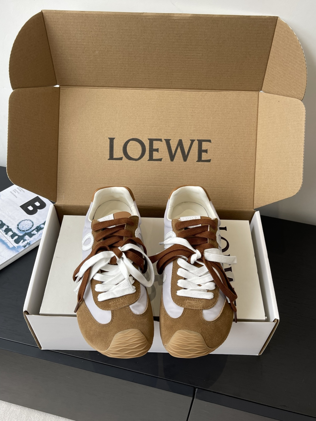 NO:441623,Top version LOEWE 25ss latest catwalk Ballet Runner 2.0 couples ballet casual sports shoes German training shoes nylon and cowhide leather sneakers Asymmetric toe design, sock-like internal structure Light rubber outsole extends to toe shoe fabric Original custom imported toe layer cowhide inner imported soft sheepskin + net sole Original open mold anti-slip rubber material Sole Thickness Increase height 2.5CM Size 35-45 (for women 40, for men 45), casual shoes/sports shoes, loewe, loewe, sneakers, cowhide, sheepskin19860909顶级版本LOEWE 罗意威 25ss最新走秀款 Ballet Runner 2.0情侣款 芭蕾 休闲 运动鞋 德训鞋 尼龙和牛皮革运动鞋 不对称鞋头设计、袜状内部结构 轻盈橡胶外底延伸至鞋头 面料 原版定制进口头层牛皮 内里 进口柔软羊皮+网里 鞋底 原版开模防滑橡胶材质 底厚 增高2.5CM 码数 35-45（女40 男45定做）,休闲鞋/运动鞋,loewe,loewe,sneakers,cowhide,sheepskin,Women's Shoes