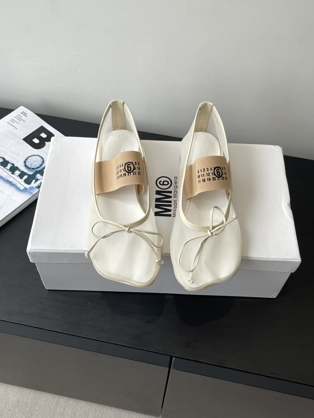 NO:441616,Maison Margiela mm6 Magiela counter synchronization latest mesh shoes hot fashion style elastic webbing private printing series Maison Margiela's experiment starts from the functionalist deconstruction aesthetic Unexpected playful and avant-garde interpretation Changeable minimalist style tailoring Presents an extremely creative fashion experimental shape Bevel design Elastic webbing material is comfortable and delicate Appropriately revealing the instep neat upper design Modern and fashionable while also being one of the most practical items for daily wardrobe Italian leather outsole Silk mesh Size 35-40 (40 customized) Full set of counter synchronization packaging, ballet shoes, masion margiela,masion margiela,real silk,Leather soles19860909Maison Margiela mm6马吉拉 专柜同步最新 网面单鞋 大热时尚风 弹力织带私印系列 Maison Margiela的实验性从功能主义的解构美学出发 意想不到的玩味和前卫演绎 多变的简约风格剪裁 呈现创意无比的时装实验造型 斜方头设计 弹力织带材质舒服细腻 恰当的展露脚背 利落的鞋面设计 摩登时髦的同时也可以成为日常衣橱非常实穿的单品之一 意大利真皮大底 鞋面真丝网面 码数35-40 (40定做)  全套专柜同步包装,芭蕾舞鞋,masion margiela,masion margiela,real silk,Leather soles,Women's Shoes