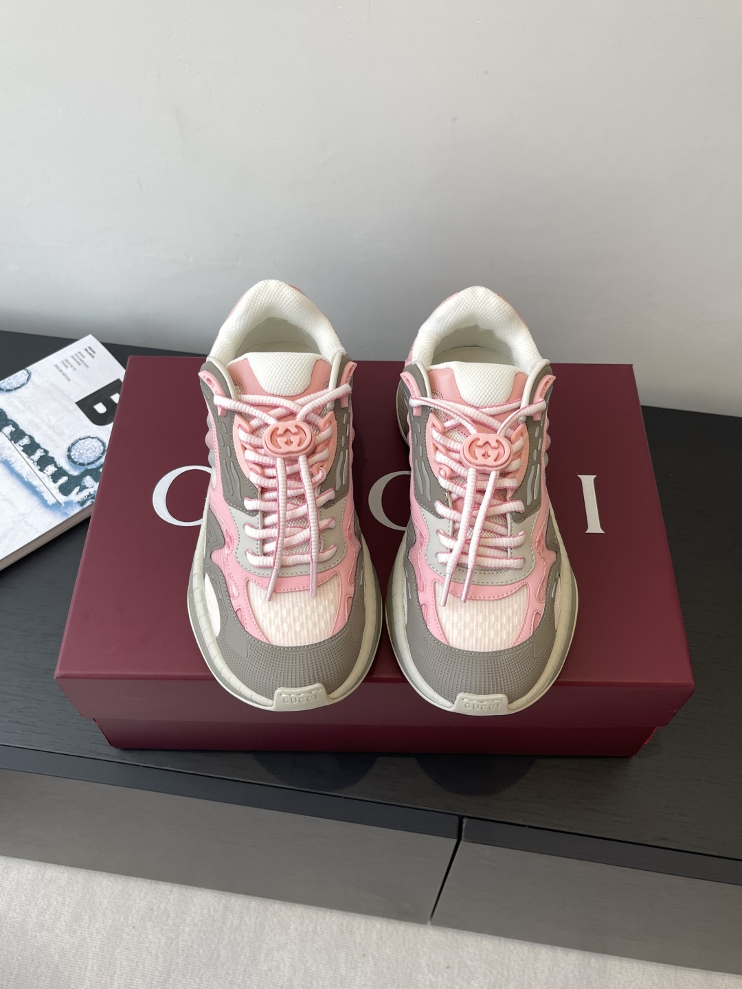 NO:443337,Top version Women's Gucci 2.0 latest couple's dad shoes sports shoes... This sports running shoes will be a generation of masterpieces. It adopts technology mesh/3D printing technology EVA shock-absorbing midsole/built-in carbon plate TPU combination sole (approximately 4cm increased) thick sole perfectly displays the posture... The foot feels super invincible, sports comfortable, casual and versatile, size women's 35-40 (41 customized), dad shoes, gucci, sneakers19860909顶级版本 女款 Gucci 2.0 最新情侣款老爹鞋 运动鞋…… 这款运动跑鞋又将是一代绝唱 采用科技网面/3D打印技术 EVA减震中底/内置碳板 TPU组合大底（约4cm增高）厚底完美呈展姿态…… 脚感超级无敌好 运动舒适 休闲百搭 码数女款35—40（41定做）,老爹鞋,gucci,sneakers,Women's Shoes