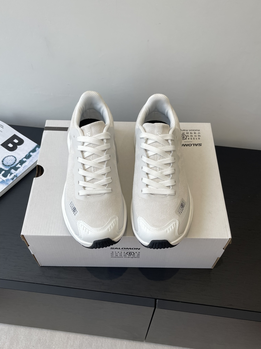 NO:443360,MM6 x SALOMON new product co-branded sports shoes Spectur 2 is the 2025 spring and summer series shoe style cooperation between MM6 Maison Margiela and SALOMON. It is based on the road running shoes Spectur 2. The upper is made of large hole mesh material and the same-colored pressing glue and cut sheet. The shoe side has both brand logos, covering polyester fiber, polyurethane, rubber, etc. The original foamed sole is light and comfortable. It is equipped with full-length carbon fiber board Energy Blade and Energy Foam cushioning system. The rear palm is thickened and widened. It has both propulsion, cushioning and rebound and stability. Size 35-40 for men. 40-45 for dad shoes, masion margiela, sneakers19860909MM6 x SALOMON 新品联名款 运动鞋 Spectur 2是MM6 Maison Margiela与SALOMON合作的2025春夏系列鞋款 以公路跑鞋Spectur 2为基础 鞋面采用大孔网眼材质搭配同色系压胶与裁片 鞋侧有双方品牌标识,材质涵盖聚酯纤维、聚氨酯、橡胶等 原版发泡大底轻便又舒适 它搭载全长碳纤维板Energy Blade与Energy Foam缓震系统 后掌加厚加宽 兼具推进力、缓震回弹与稳定性 码数女35-40男40-45,老爹鞋,masion margiela,sneakers,Women's Shoes