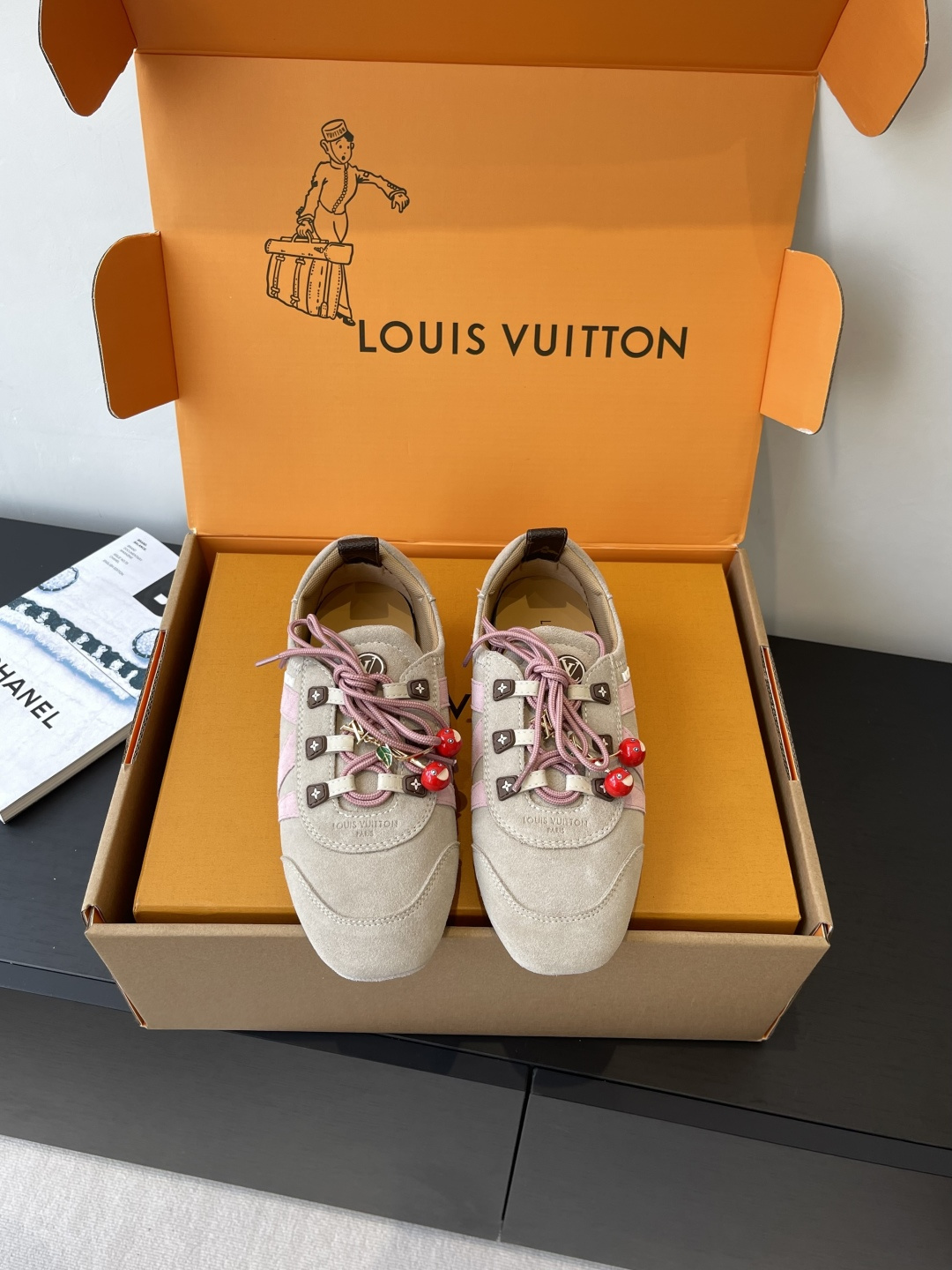 NO:444373,Top version of women's cherry accessories 60 Louis Vuitton Louis Vuitton donkey brand spring and summer Sneakerina series ballet sneakers German training shoes couples Sneakerina ballet style sneakers shaping smooth lines with silky suede cowhide leather. The light configuration of ballet shoes and the comfortable texture of sneakers. Side LV logo Monogram canvas rear straps rich details Sacchetto craftsmanship and TPU outsole upgrades soft wearing experience Three accessories casually match fabric Original custom imported top layer cowhide inner original custom breathable mesh original molded outsole injection molded TPU material Size: 35-45 (female 40, male 45 customized), casual shoes/sports shoes, louis vuitton, louis  vuitton, louis vuitton, louis vuitton, sneakers, cowhide19860909顶级版本女款男款樱桃配饰60 Louis Vuitton路易威登驴牌春夏Sneakerina系列 芭蕾运动鞋 德训鞋 情侣款 Sneakerina 芭蕾风运动鞋以丝滑绒面牛皮革塑造流畅线条 兼具芭蕾舞鞋的轻盈构型和运动鞋的舒适质感 侧面 LV 标识Monogram 帆布后袢带丰富细节 Sacchetto 工艺和 TPU 外底升级轻柔穿着体验 三款配饰 随意搭配 面料 原版定制进口头层牛皮 内里 原版定制透气网里原版开模大底 注塑TPU材质 码数: 35-45（女40 男45 定做）,休闲鞋/运动鞋,louis vuitton,louis vuitton,louis vuitton,louis vuitton,sneakers,cowhide,Women's Shoes