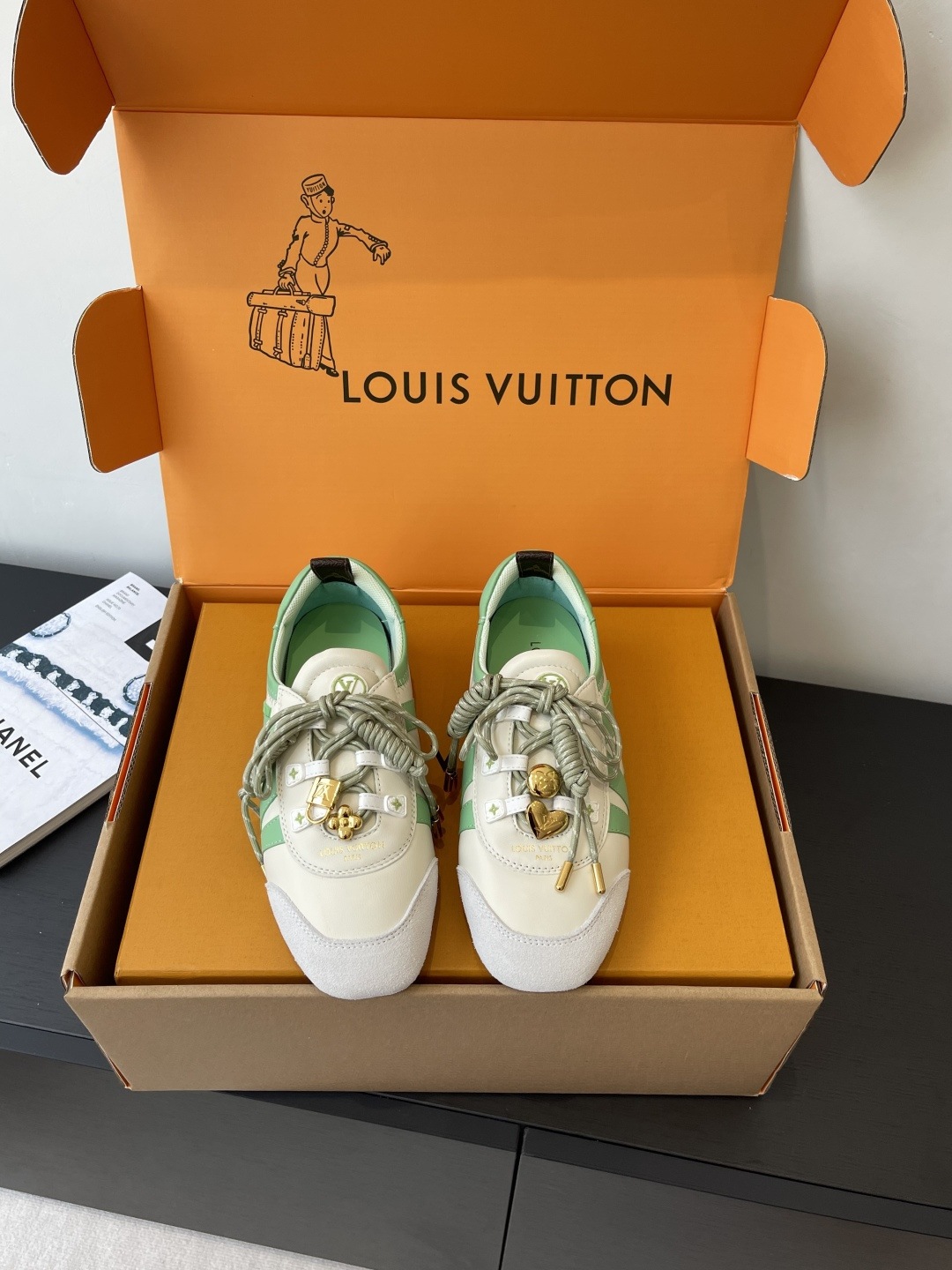 NO:444376,Top version Women's men's Louis Vuitton Louis Vuitton donkey brand spring and summer Sneakerina series ballet sneakers German training shoes couple's style Sneakerina ballet style sneakers shaping smooth lines with silky suede leather. The lightweight configuration of ballet shoes and the comfortable texture of sneakers. Side LV logo Monogram canvas rear straps rich details Sacchetto craftsmanship and TPU outsole upgrades soft wearing experience Three accessories At will, fabrics Original custom imported top layer cowhide inner original custom breathable net original molded outsole injection molded TPU material Size: 35-45 (for women 40 men 45 custom made), casual shoes/sports shoes, louis vuitton, louis vuitton, louis  vuitton, louis vuitton,sneakers,cowhide19860909顶级版本 女款男款 Louis Vuitton路易威登驴牌春夏Sneakerina系列 芭蕾运动鞋 德训鞋 情侣款 Sneakerina 芭蕾风运动鞋以丝滑绒面牛皮革塑造流畅线条 兼具芭蕾舞鞋的轻盈构型和运动鞋的舒适质感 侧面 LV 标识Monogram 帆布后袢带丰富细节 Sacchetto 工艺和 TPU 外底升级轻柔穿着体验 三款配饰 随意搭配 面料 原版定制进口头层牛皮 内里 原版定制透气网里原版开模大底 注塑TPU材质 码数: 35-45（女40 男45 定做）,休闲鞋/运动鞋,louis vuitton,louis vuitton,louis vuitton,louis vuitton,sneakers,cowhide,Women's Shoes