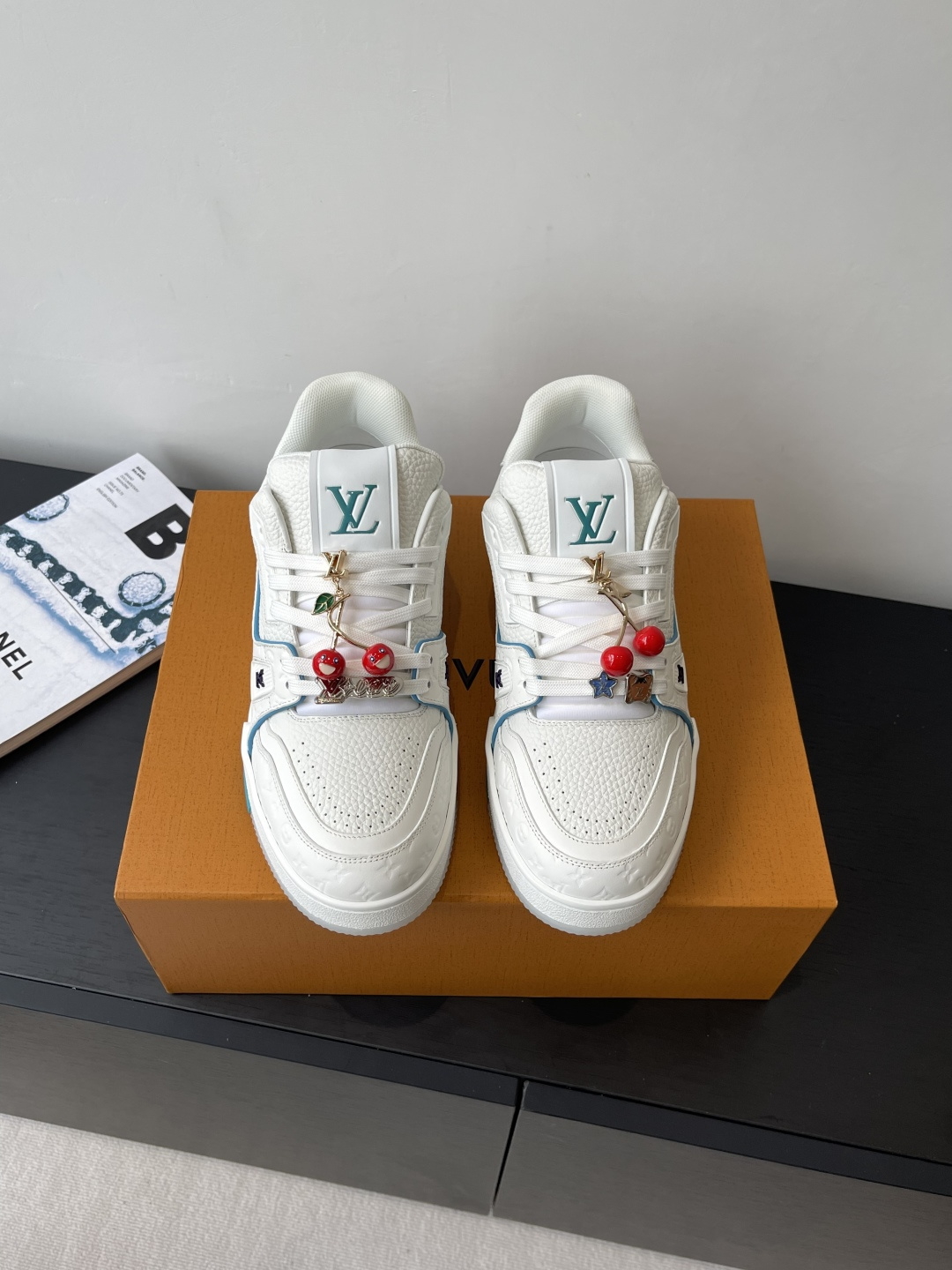 NO:444382,New accessories 90 LV TARINE LV TARINE L Home Sneakers Skateboard Shoes Couple Model Original Purchase and Development Made Production This LV Trainer Sneaker uses cowhide leather to create a complex upper, which takes hours of ingenious sewing to complete. The classic configuration is from Virgil Abloh, showing the inspiration of retro basketball shoes Fabric: Original custom-made top layer cowhide Inner: Original custom breathable net Outsole: Original open-mode two-color TPU combination sole Size 35-44, casual shoes/sports shoes, louis vuitton, louis vuitton, louis vuitton, louis vuitton, louis vuitton, sneakers, cowhide19860909配饰90全新版面 LV TARINE路易威登L家运动鞋 滑板鞋 情侣款 原版购入开发 做货 本款LV Trainer 运动鞋选用牛皮革塑造繁复鞋面,需要数小时的匠心缝制方可完成.经典构型出自 Virgil Abloh 之手,展现复古篮球鞋的灵感启发 面料: 原版定制头层牛皮 内里: 原版定制透气网里 大底: 原版开模双色TPU组合大底 码数35-44,休闲鞋/运动鞋,louis vuitton,louis vuitton,louis vuitton,sneakers,cowhide,Women's Shoes