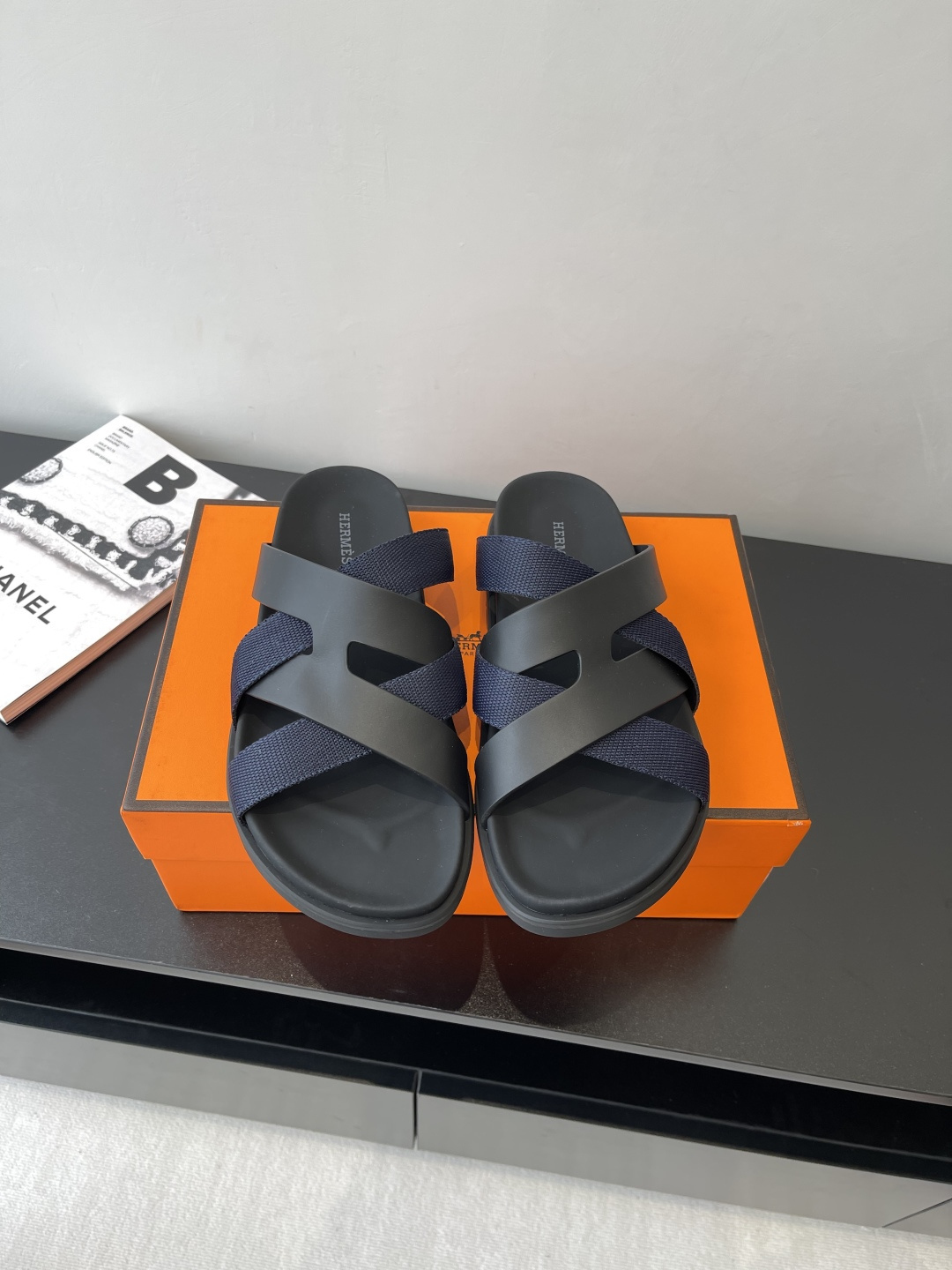 NO:446794,Hermes Chypre couples' summer sandals feel very comfortable in the feet. Whether they wear skirts, pants, socks, or casual pants, they look great. My uncle's shoes are going to lead the fashion world again. Popularity is a cycle. This summer must be its world. It is comfortable and fashionable. It will become a timeless item and will become a classic and eternal hit. Size 35-45, slippers, hermes, hermes, sandals, slippers, skirts, socks19860909Hermes 爱马仕 Chypre情侣夏季凉鞋脚感巨舒服的 不管搭裙子 裤子 还是袜子 还是休闲裤都巨巨好看 老舅鞋这个风又要引领时尚界了 流行就是一个轮回 这个夏天必是它的天下 上脚舒适又A又时尚 将成为永远不过时的单品 又成一个经典永恒爆款 码数35-45,拖鞋,hermes,hermes,sandals,slippers,skirts,socks,Women's Shoes