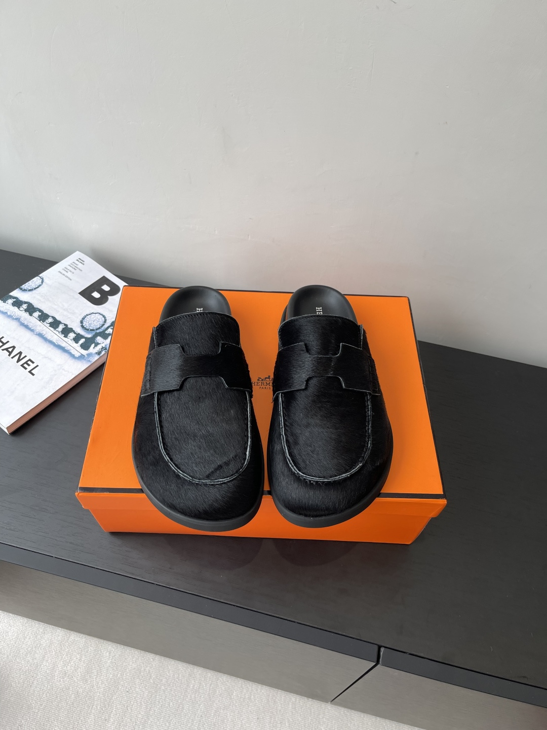 NO:446786,Women's men's HERMES Hermes cute Muller semi-tower Birkenstocks. Couple style really needs versatile slippers in summer. It looks good no matter how you match it. It is casual and advanced. It is also great for comfort. It is also fashionable. It is imported suede. Sheepskin inner Tpu non-slip wear-resistant socks. Size 35-45 (female 40, male 45 customized for non-return). Semi-tower, hermes, hermes, slippers, sheepskin, chamois leather, socks19860909女款男款HERMES 爱马仕呆萌穆勒半拖勃肯鞋 情侣款夏天真的太需要百搭拖鞋了 怎么搭配都好看 随意且高级的感觉 舒适度也很棒 搭配各种彩色袜子 潮爆了 进口麂皮 羊皮内里 Tpu防滑耐磨大底 码数35-45（女40 男45订做不退换）,半拖,hermes,hermes,slippers,sheepskin,chamois leather,socks,Women's Shoes