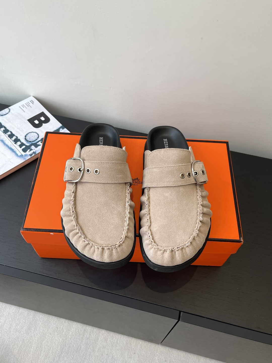 NO:446790,HERMES Cute Muller semi-tower Birkenstock shoes. I really need versatile slippers in summer. It looks good no matter how you match it. It is casual and advanced. It is also great for comfort. It is also fashionable. It is imported suede. Sheepskin inner Tpu non-slip wear-resistant soles. Size 35-40 (for women 40, customized for non-return and exchange), semi-tower, hermes, hermes, slippers, sheepskin, chamois leather, socks19860909HERMES 爱马仕呆萌穆勒半拖勃肯鞋 夏天真的太需要百搭拖鞋了 怎么搭配都好看 随意且高级的感觉 舒适度也很棒 搭配各种彩色袜子 潮爆了 进口麂皮 羊皮内里 Tpu防滑耐磨大底 码数35-40（女40 订做不退换）,半拖,hermes,hermes,slippers,sheepskin,chamois leather,socks,Women's Shoes