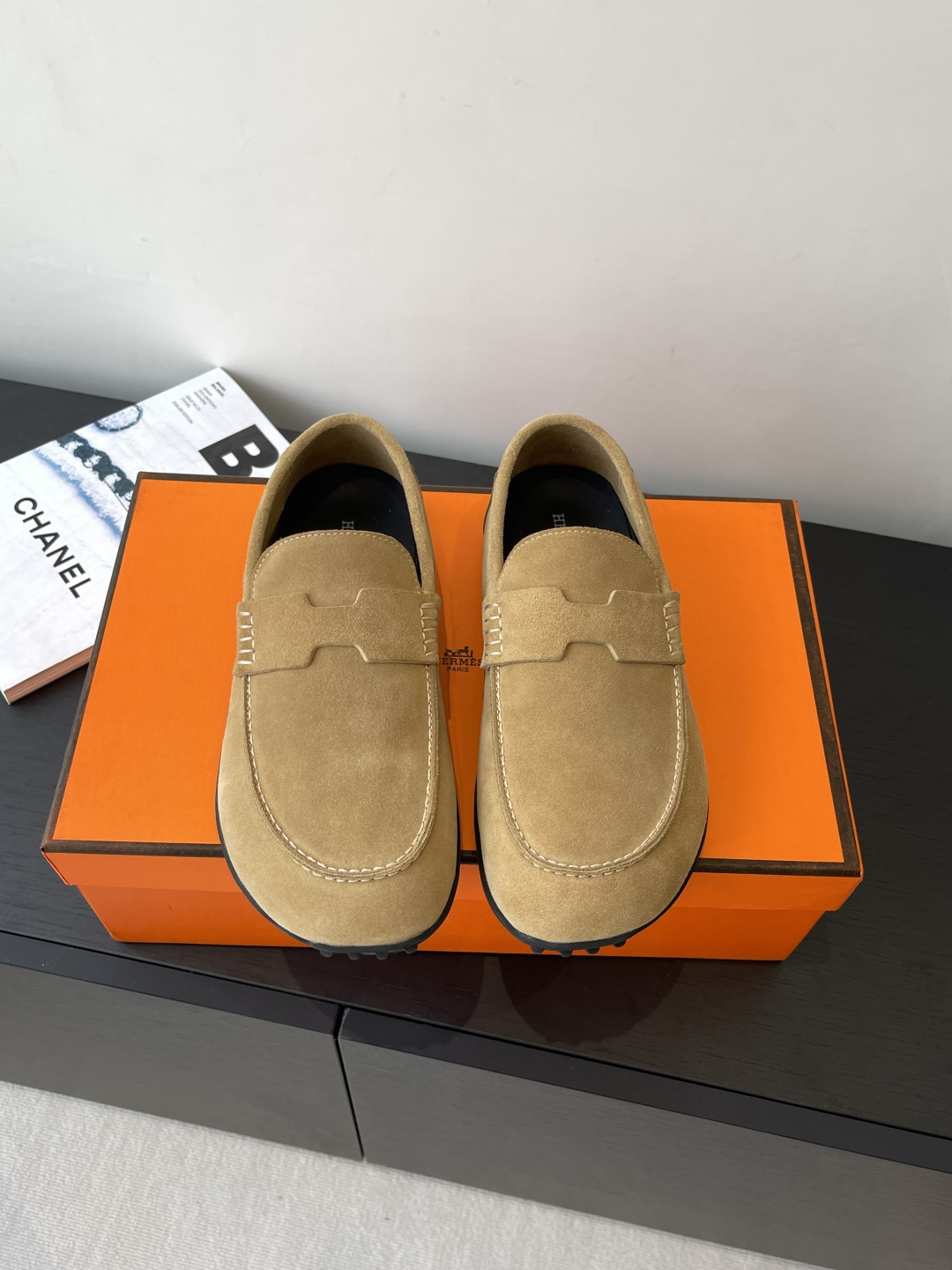 NO:446782,Women's model HERMES Cute Muller Birkenstocks Couple style I really need versatile slippers in summer. It looks good no matter how you match it. It is casual and advanced. It is also great to have a comfortable and comfortable feeling. It is fashionable to match it with various colorful socks. Imported suede, sheepskin inner Tpu non-slip wear-resistant soles. Size 35-45 (female 40, male 45, customized, non-return and exchange), loafers, hermes, hermes, loafers, slippers, sheepskin, chamois leather, socks19860909女款男款 HERMES 爱马仕呆萌穆勒 勃肯鞋 情侣款 夏天真的太需要百搭拖鞋了 怎么搭配都好看 随意且高级的感觉 舒适度也很棒 搭配各种彩色袜子 潮爆了 进口麂皮 羊皮内里 Tpu防滑耐磨大底 码数35-45（女40 男45 订做不退换）,乐福鞋,hermes,hermes,loafers,slippers,sheepskin,chamois leather,socks,Women's Shoes