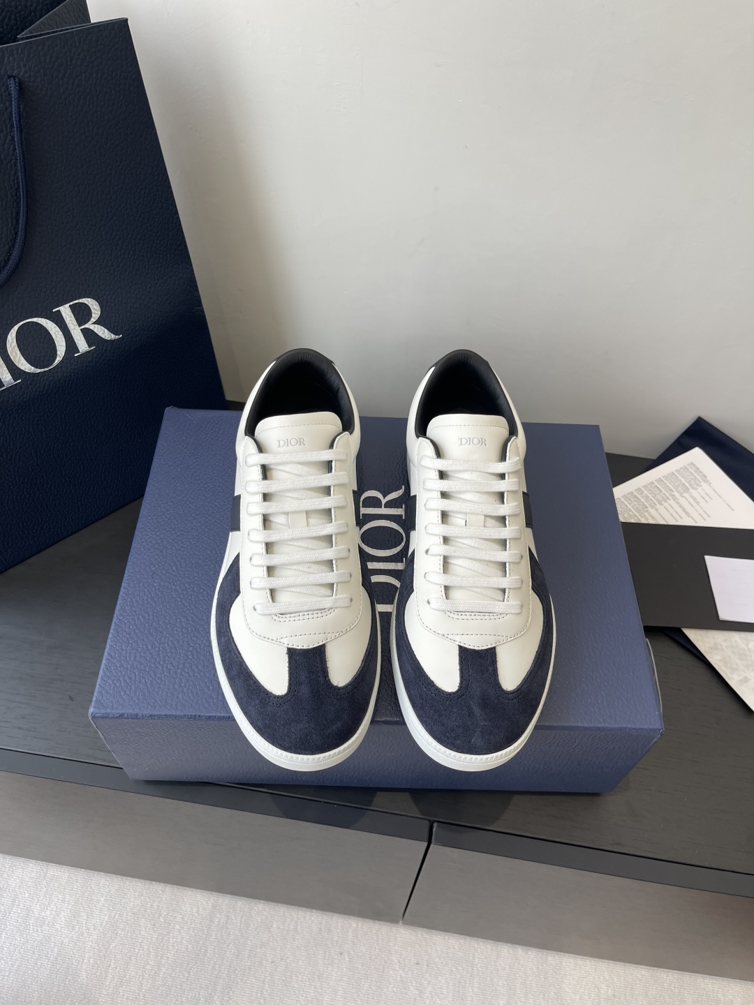 NO:447039,Top version of Dior Dior 25ss new product B01 German training shoes Couple style toe dimension design is a bit wider, the foot is comfortable to fit perfectly online, the thread is beautiful, the adaptive pants are perfect and versatile, decorated with various classic details, is ideal for daily style, can be matched with various casual items to create exquisite styling fabrics, top layer cowhide/inner cowhide TPU original outsole, size 35-40, men 38-45, casual shoes/sports shoes, dior, dior, sneakers, cowhide19860909顶级版本迪奥 Dior 25ss新品 B01德训鞋 情侣款鞋头维度设计宽了点 上脚舒适度完美在线 线头优美 适配裤型完美百搭 饰以各种经典细节 是日常造型的理想之选 可与各式休闲单品搭配打造精致造型面料头层牛皮/内里牛皮 TPU原版大底 码数女35-40 男38-45,休闲鞋/运动鞋,dior,dior,sneakers,cowhide,Women's Shoes