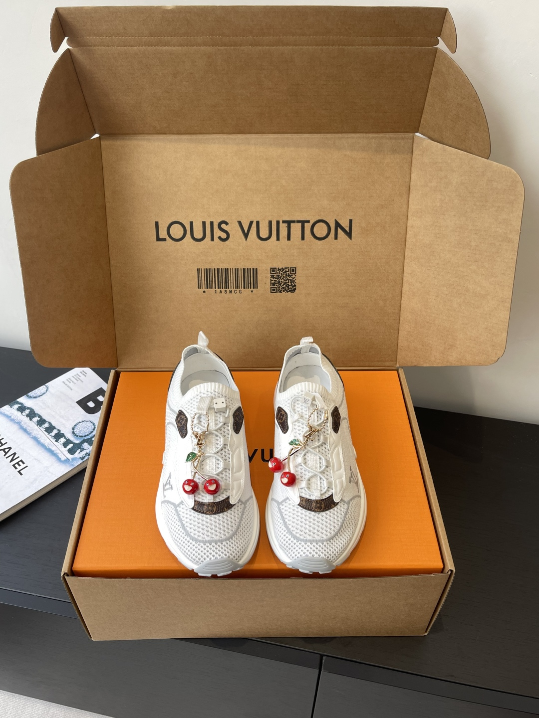 NO:448094,LV Louis Vuitton 25ss new sports shoes sock shoes This sporty streamlined design is inspired by running shoes. The exquisite upper is made of a variety of technical materials, including mesh and metal synthetic leather. It is characterized by many iconic details. Lightweight EVA is designed for bounce and comfort. The mesh design ensures the breathability of the shoes. EVA material is not heavy at all. It is not tired at all when walking. Excellent feel of the foot. Full of technology. Wear a pair of ripped jeans. Wear a white T. It is casual and lazy and fashionable to fly. Seven days a week. It is worth buying. Size 35-45. Casual shoes/sports shoes. Louis vuitton, louis vuitton, sneakers, jeans, socks19860909LV 路易威登 25ss新款 运动鞋 袜子鞋  这款运动流线型设计灵感来自跑鞋.精致的鞋面由多种技术材料制成 包括网眼和金属合成皮革 其特点是许多标志性的细节 轻质EVA 专为弹跳和舒适而设计 网面设计保证了鞋子的透气性 EVA材质 一点也不重 走起路来一点都不会累 极佳的脚感 科技感十足 日常搭条破洞牛仔裤 穿个白T 随性慵懒又时髦到飞起 一周七天 都能靠这一双鞋“撑场面”太值得剁手了 码数35-45,休闲鞋/运动鞋,louis vuitton,louis vuitton,sneakers,jeans,socks,Women's Shoes