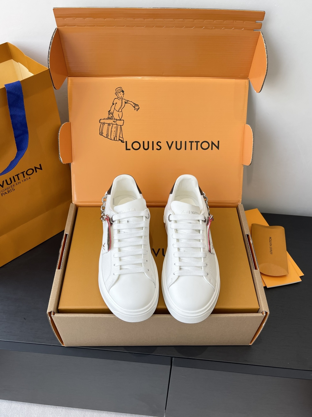 NO:448098,Louis Vuitton 25ss new style, old-fashioned chain shoes, white shoes, many internet celebrity fashion bloggers plant grass, simple shoe grating design, brand LOGO embossing, hardware buckle, old-fashioned splicing, shoe tongue LV Circle, rubber patchwork, rich details, original custom silk cowhide, water-dyed cowhide, integrated molding process, EVA footbed, original mold opening TPU outsole, size 35-41, casual shoes/sports shoes, louis vuitton, louis vuitton, louis vuitton, louis vuitton, louis vuitton, sneakers, cowhide19860909Louis Vuitton路易威登25ss新款 老花链条板鞋 小白鞋 超多网红时尚博主种草 简约的鞋型格板设计 品牌LOGO压花 五金扣 老花拼接 鞋舌的 LV Circle 橡胶贴饰丰富细节 鞋面原版定制丝绸牛皮内里水染牛皮 一体成型工艺EVA垫脚 原版开模TPU大底 码数35-41,休闲鞋/运动鞋,louis vuitton,louis vuitton,louis vuitton,sneakers,cowhide,Women's Shoes