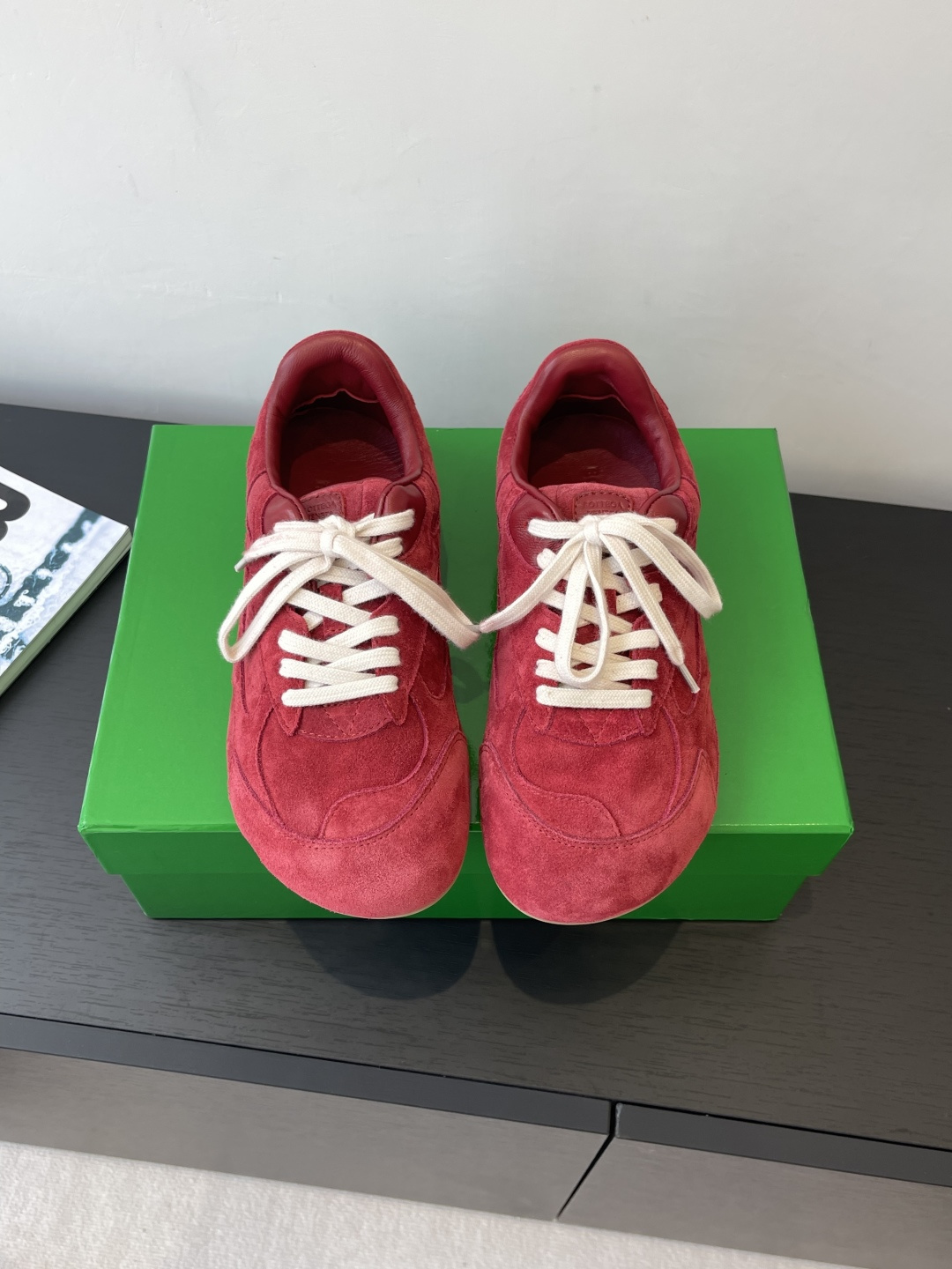 NO:448102,Bottega Veneta BV Orbit Flash Retro casual shoes Forrest Gump shoes German training sneakers Sneaker technology nylon and suede, inspired by retro sneakers New interpretation of classic sneakers Lightweight, comfortable and breathable summer essentials The sole adopts classic woven texture Super recognizable Upper nylon suede splicing Full texture presentation Size 35-40 (40 custom made), casual shoes/sports, bottega veneta, bottega veneta, bottega veneta, sneakers, chamois leather19860909Bottega Veneta BV Orbit Flash 复古休闲鞋 阿甘鞋 德训运动鞋 Sneaker科技尼龙和绒面打造,灵感来自复古球鞋 全新演绎经典运动鞋 轻便、舒适、透气的夏季必备单品 鞋底采用经典的编织纹理 超有辨识度 鞋面尼龙麂皮拼接 满满的质感呈现  码数35-40（40定做）,休闲鞋/运动鞋,bottega veneta,bottega veneta,sneakers,chamois leather,Women's Shoes