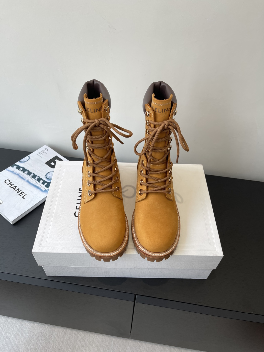 NO:448082,Top version Men's 10 CELINE Classic Martin short boots Loafers Recently catwalked celebrity fashion bloggers same style. This autumn and winter main series Simple and elegant. Winter outfit is very good. Reverse wool design. The upper is made of original customized reverse velvet cowhide inner sheepskin inner lining. Outsole genuine leather edge combination rubber non-slip sole size women's model 35-40 men's model 39-45 (female 40 men's 45 custom-made non-return and exchange), boots, celine, loafers, boots, cowhide, sheepskin19860909顶级版本 男款10 CELINE塞琳 经典马丁短靴 乐福鞋 最近走秀款明星时尚博主同款 今年秋冬主推系列 简约大气百搭 冬天穿搭非常好看 反毛口设计 鞋面采用原版定制反绒牛皮 内里羊皮内里 大底真皮沿条组合橡胶防滑大底 码数女款35-40 男款39-45（女40 男45定做不退换）,靴子,celine,loafers,boots,cowhide,sheepskin,Women's Shoes