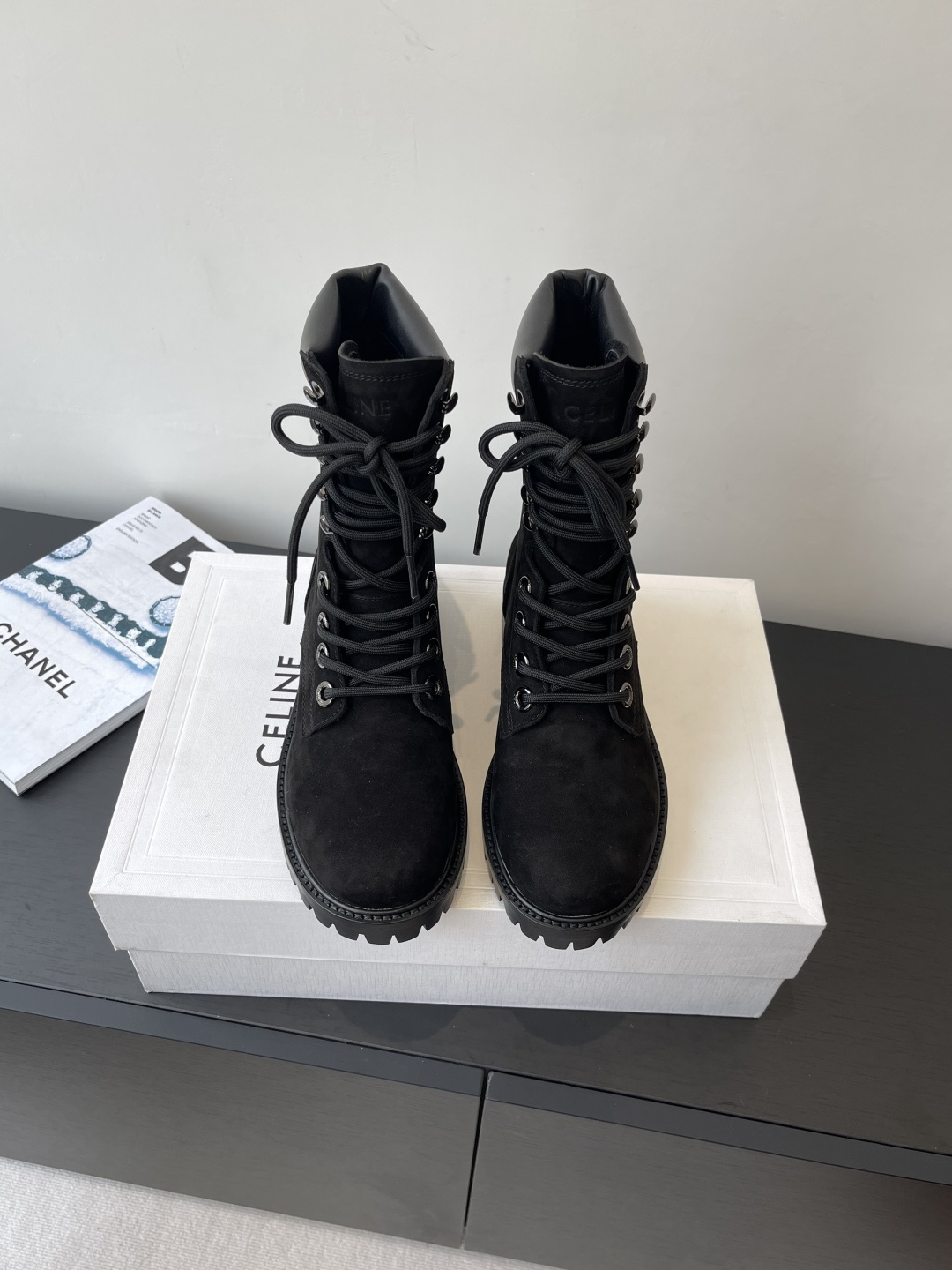 NO:448076,Top version Men's 10 CELINE Classic Martin short boots Loafers Recently catwalked celebrity fashion bloggers same style. This autumn and winter main series Simple and elegant. Winter outfit is very good. Reverse wool design. The upper is made of original customized reverse velvet cowhide inner wool inner lining. Outsole genuine leather edge combination rubber non-slip sole size women's model 35-40 men's model 39-45 (female 40 men's 45 custom-made non-return and exchange), boots, celine, loafers, boots, cowhide19860909顶级版本 男款10 CELINE塞琳 经典马丁短靴 乐福鞋 最近走秀款明星时尚博主同款 今年秋冬主推系列 简约大气百搭 冬天穿搭非常好看 反毛口设计 鞋面采用原版定制反绒牛皮 内里羊毛内里 大底真皮沿条组合橡胶防滑大底 码数女款35-40 男款39-45（女40 男45定做不退换）,靴子,celine,loafers,boots,cowhide,Women's Shoes