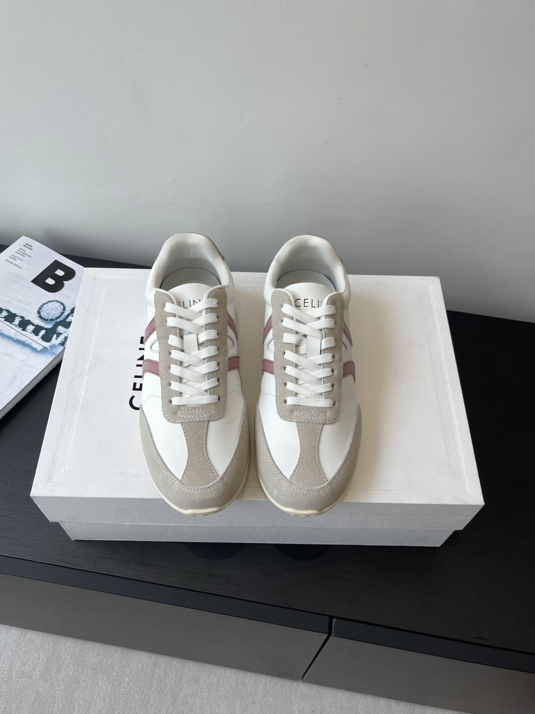 NO:448120,CELINE 25ss new casual shoes German training sneakers A pair of shoes full of street feel The latest big C design is very good This shoe has its own unique design The leather upper is very easy to manage The LOGO on the side and heel makes it simple and uneven. A perfect pair of small white shoes Imported suede on the upper, breathable mesh inner lining Original TPU foamed sole Size 35-41 (40 41 custom made without return), casual shoes/sports shoes, celine, sneakers, chamois leather19860909CELINE塞琳 25ss新款休闲鞋 德训运动鞋 充满街头感的一双鞋子 最新大C设计非常赞 这款鞋有它自己独特的设计 皮革鞋面非常好打理 侧面与后跟的LOGO让他简单又不失调性 完美的一双小白鞋 鞋面进口麂皮 内里透气网纱内里 原版TPU发泡大底 码数35-41（40 41定做不退换）,休闲鞋/运动鞋,celine,sneakers,chamois leather,Women's Shoes