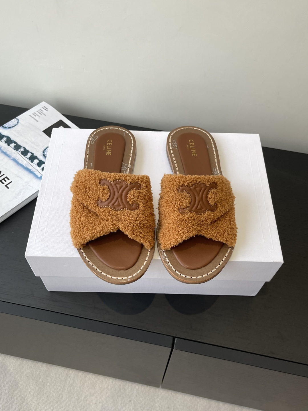 NO:448113,CELINE 25ss new Arc de Triomphe British style flat-soled micro-label wool slippers Simple, atmospheric and fashionable, unpredictable, it is the classic of the fashion circle that never fades away. Retro British style allows you to wear a different temperament. Original imported wool fabric, inner lining, genuine leather midsole, original raw rubber outsole, size 35-42 (40 41 42 custom made, no return or exchange), slippers, celine, slippers, cowhide19860909CELINE塞琳 25ss新款 凯旋门英伦风平底微标羊毛拖鞋 简约大气时髦 耐看不过时 是时尚圈永不退潮的经典所在 复古的英伦风格 让你穿出不一样的气质 面料原版进口羊毛 内里牛皮内里 真皮中底 原版生胶大底 码数35-42（40 41 42订做不退换）,拖鞋,celine,slippers,cowhide,Women's Shoes