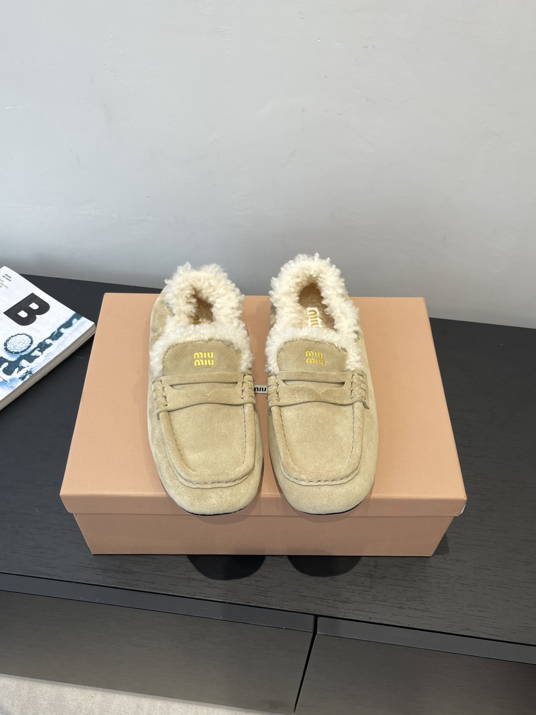 NO:460310,Top quality Miu Miu 25ss new square head pedal ballet shoes loafers 25 new Miu Miu autumn and winter style. This one is too beautiful. It looks super good when worn with invincible upper imported beef tendon leather inner wool original rubber sole size 35-40 (customized for 40), loafers, miumiu, loafers19860909顶级品质 Miu Miu 缪缪 25ss新款 方头一脚蹬 芭蕾舞鞋 乐福鞋 25新品缪缪秋冬款 懒人一脚蹬这一款也太美了吧,无敌搭配怎么穿都超级好看 鞋面 进口牛筋皮 内里羊毛 原版橡胶底 码数35-40（40定做）,乐福鞋,miumiu,loafers,Women's Shoes