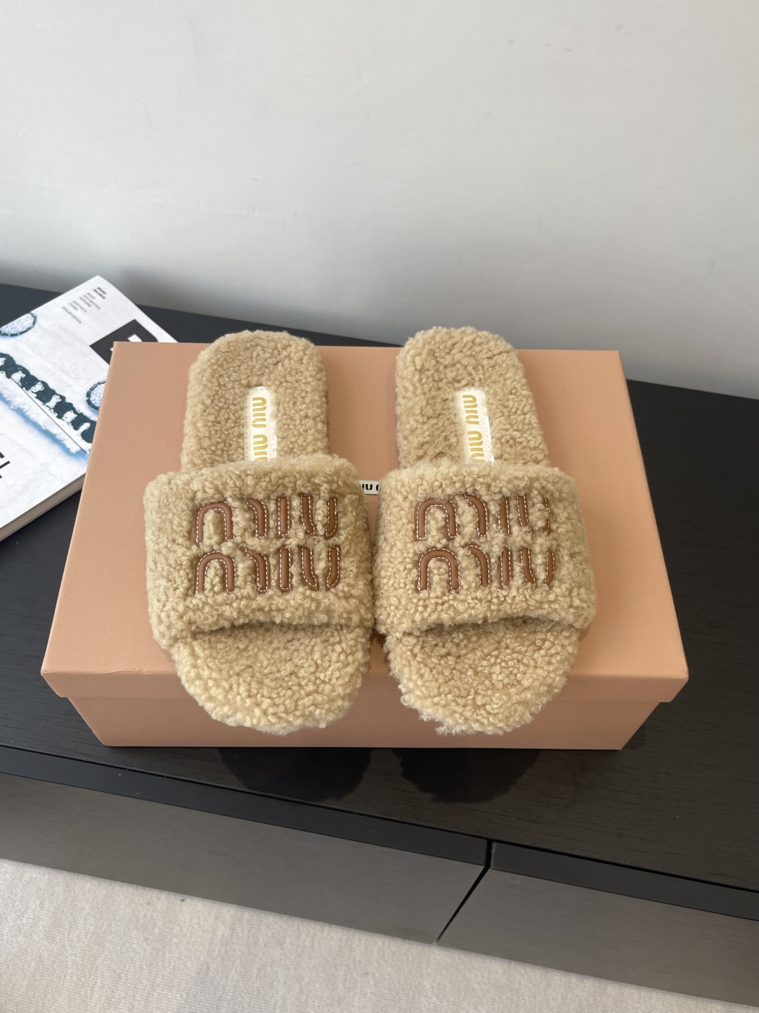 NO:460286,Top quality Miu Miu 25ss New autumn and winter products, new autumn and winter favorites, versatile and fashionable items, whether worn at home or outside, it is a symbol of taste. It is even more amazing with socks with autumn and winter. Imported Australian real wool, delicate and soft and silky, the sole is formed and anti-slip sole, size 35-40 (40 custom made, no return or exchange), fur shoes and slippers, miumiu, slippers, socks19860909顶级品质 Miu Miu 25ss 秋冬新品毛拖 秋冬新宠 百搭时髦单品 不管居家还是外穿都是品味的象征性 秋冬搭配袜子 那更是太绝太绝了 进口澳洲真羊毛 手感细腻柔软丝滑 大底是成型防滑底 码数35-40（40定做不退换）,毛毛鞋拖鞋,miumiu,slippers,socks,Women's Shoes