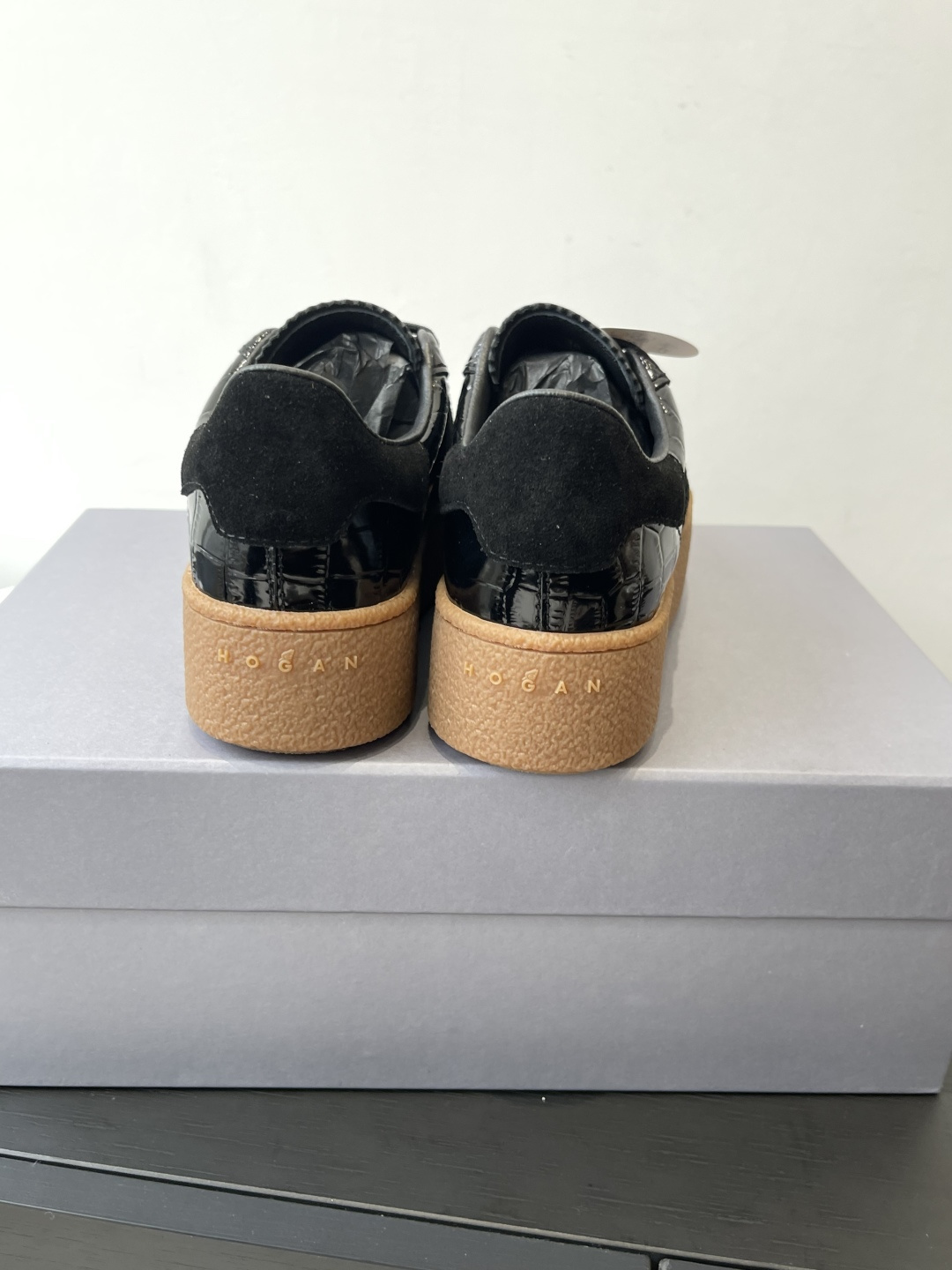 “Hogan H-Stripes Sports Recreational Shoes: Lightweight and Stylish Asymmetrical Design for Urban Comfort” - 图片 9