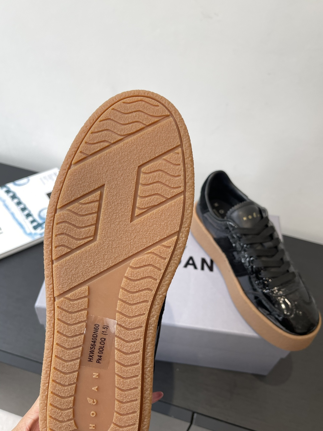 “Hogan H-Stripes Sports Recreational Shoes: Lightweight and Stylish Asymmetrical Design for Urban Comfort” - 图片 6