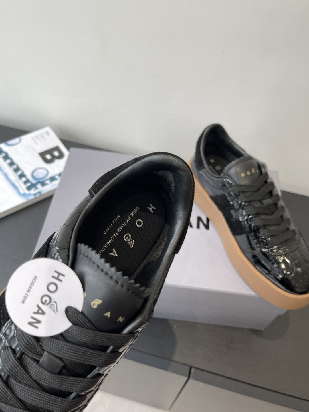 “Hogan H-Stripes Sports Recreational Shoes: Lightweight and Stylish Asymmetrical Design for Urban Comfort” - 图片 5