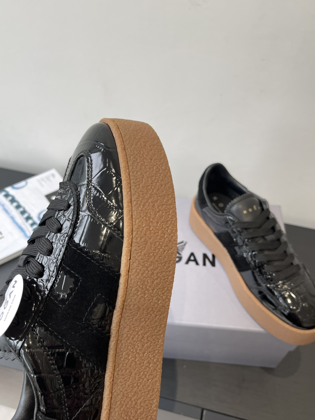 “Hogan H-Stripes Sports Recreational Shoes: Lightweight and Stylish Asymmetrical Design for Urban Comfort” - 图片 8