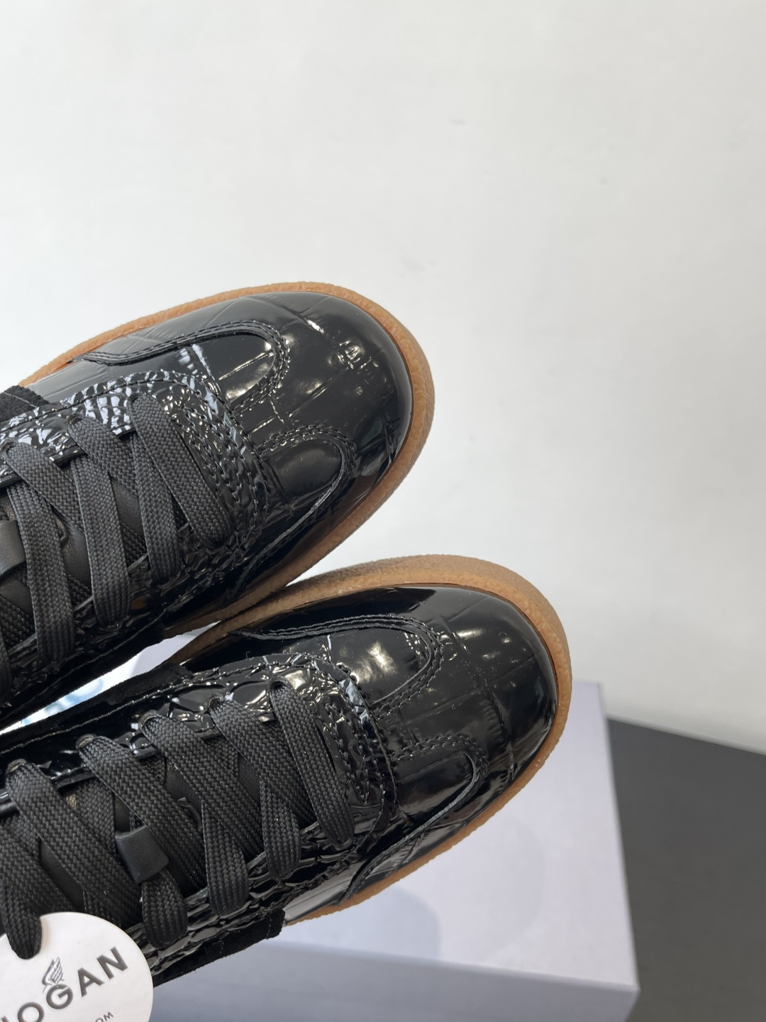 “Hogan H-Stripes Sports Recreational Shoes: Lightweight and Stylish Asymmetrical Design for Urban Comfort” - 图片 7