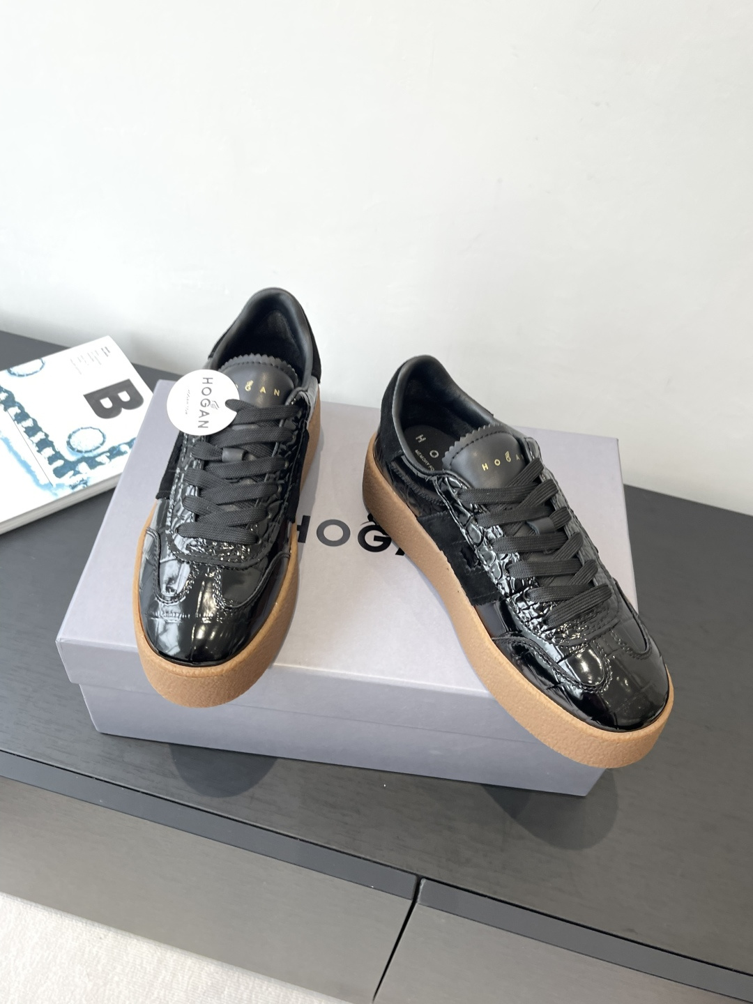 “Hogan H-Stripes Sports Recreational Shoes: Lightweight and Stylish Asymmetrical Design for Urban Comfort” - 图片 4