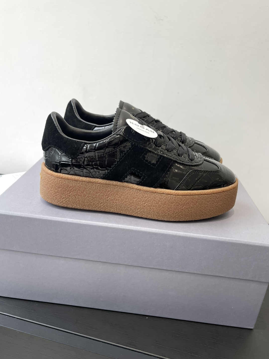 “Hogan H-Stripes Sports Recreational Shoes: Lightweight and Stylish Asymmetrical Design for Urban Comfort” - 图片 3