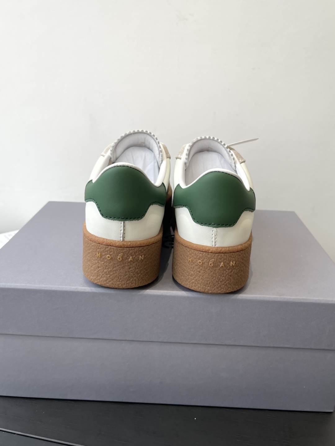 “Hogan H-Stripes Sports Recreational Shoes: Lightweight, Stylish, and Versatile Design for Urban Walks and Commutes” - 图片 9