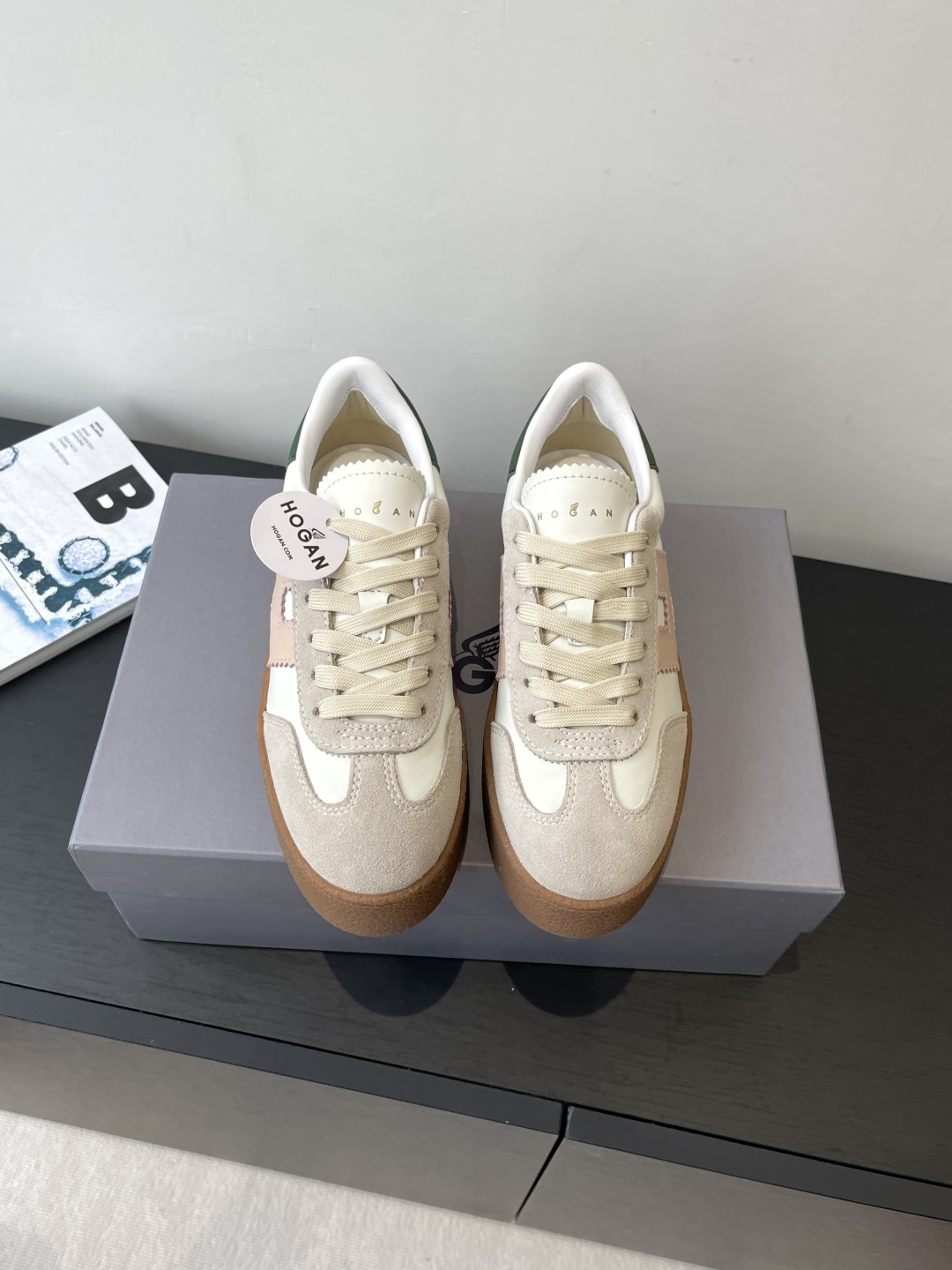 “Hogan H-Stripes Sports Recreational Shoes: Lightweight, Stylish, and Versatile Design for Urban Walks and Commutes” - 图片 2