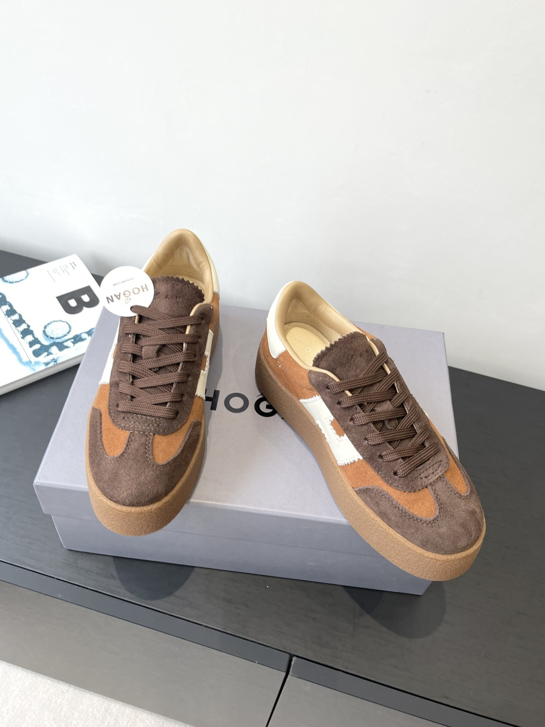 Title: Hogan H-Stripes Sports Recreational Shoes Review Summary: Lightweight, insulated summer shoes with asymmetrical stripes, metal H markings, and versatile design for various scenes. - 图片 4